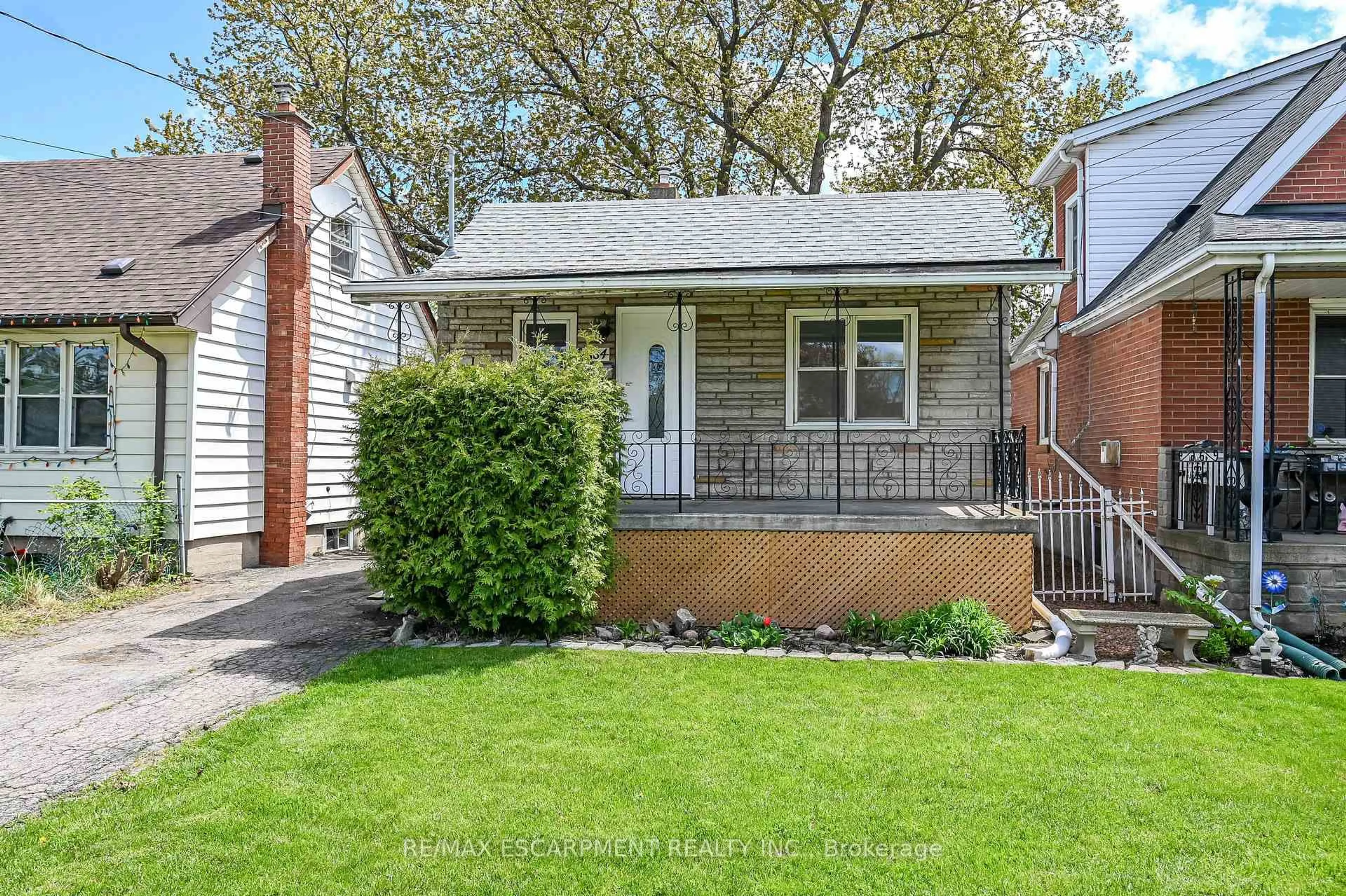 Home with vinyl exterior material, street for 584 WATERLOO St, Hamilton Ontario L8H 6V5