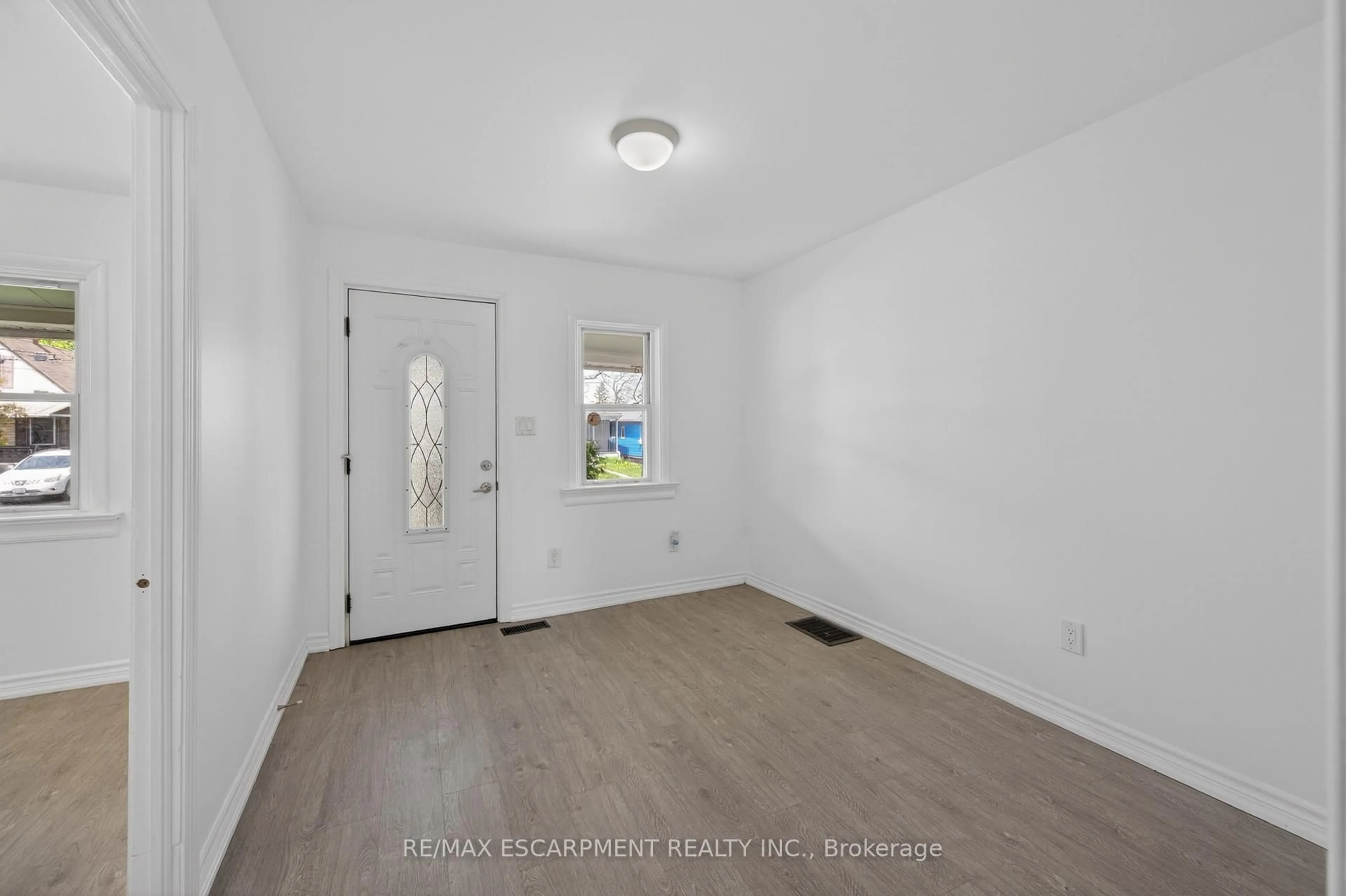 A pic of a room for 584 WATERLOO St, Hamilton Ontario L8H 6V5