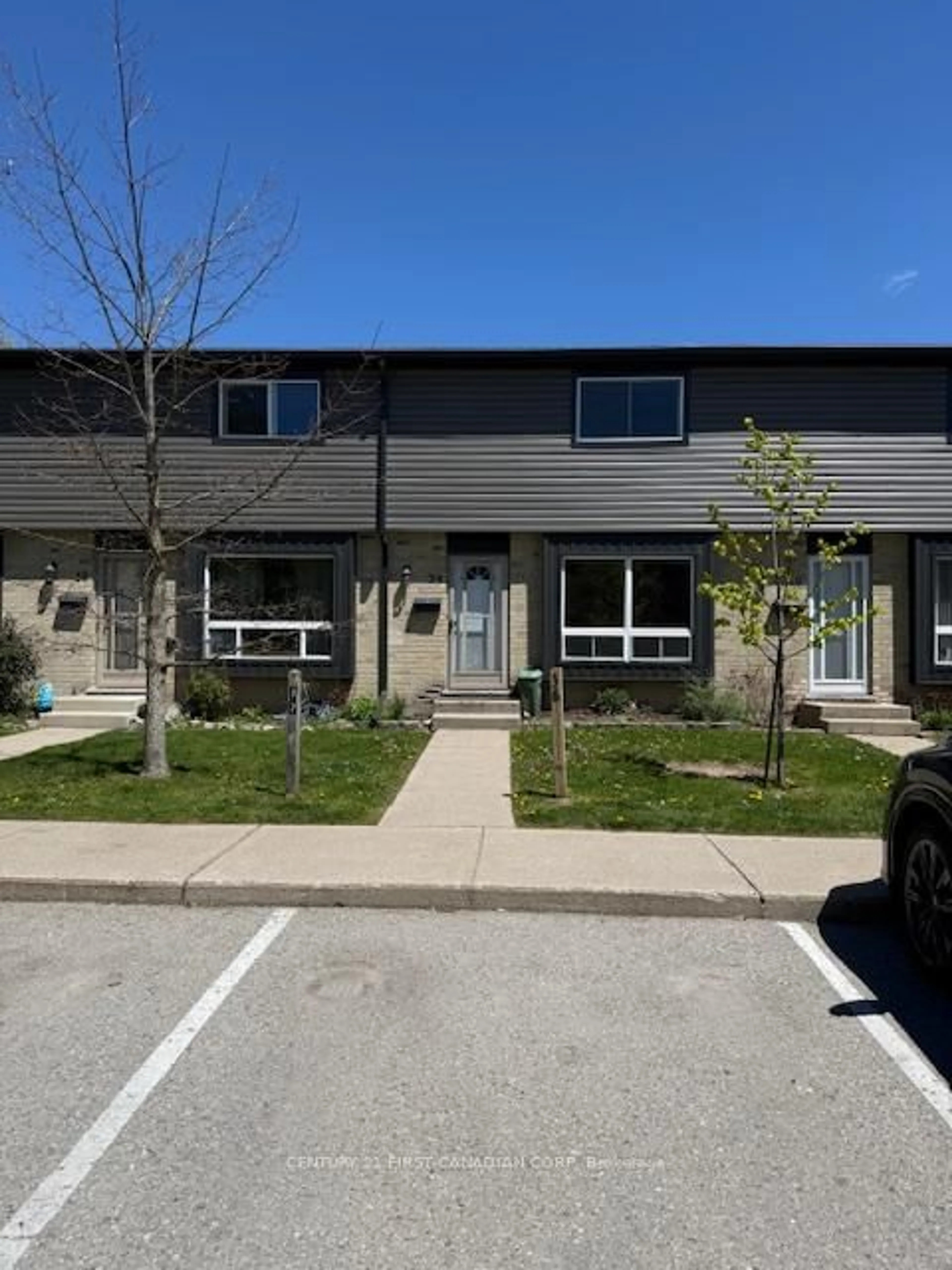 A pic from outside/outdoor area/front of a property/back of a property/a pic from drone, unknown for 475 Sandringham Cres #39, London South Ontario N6C 5B9