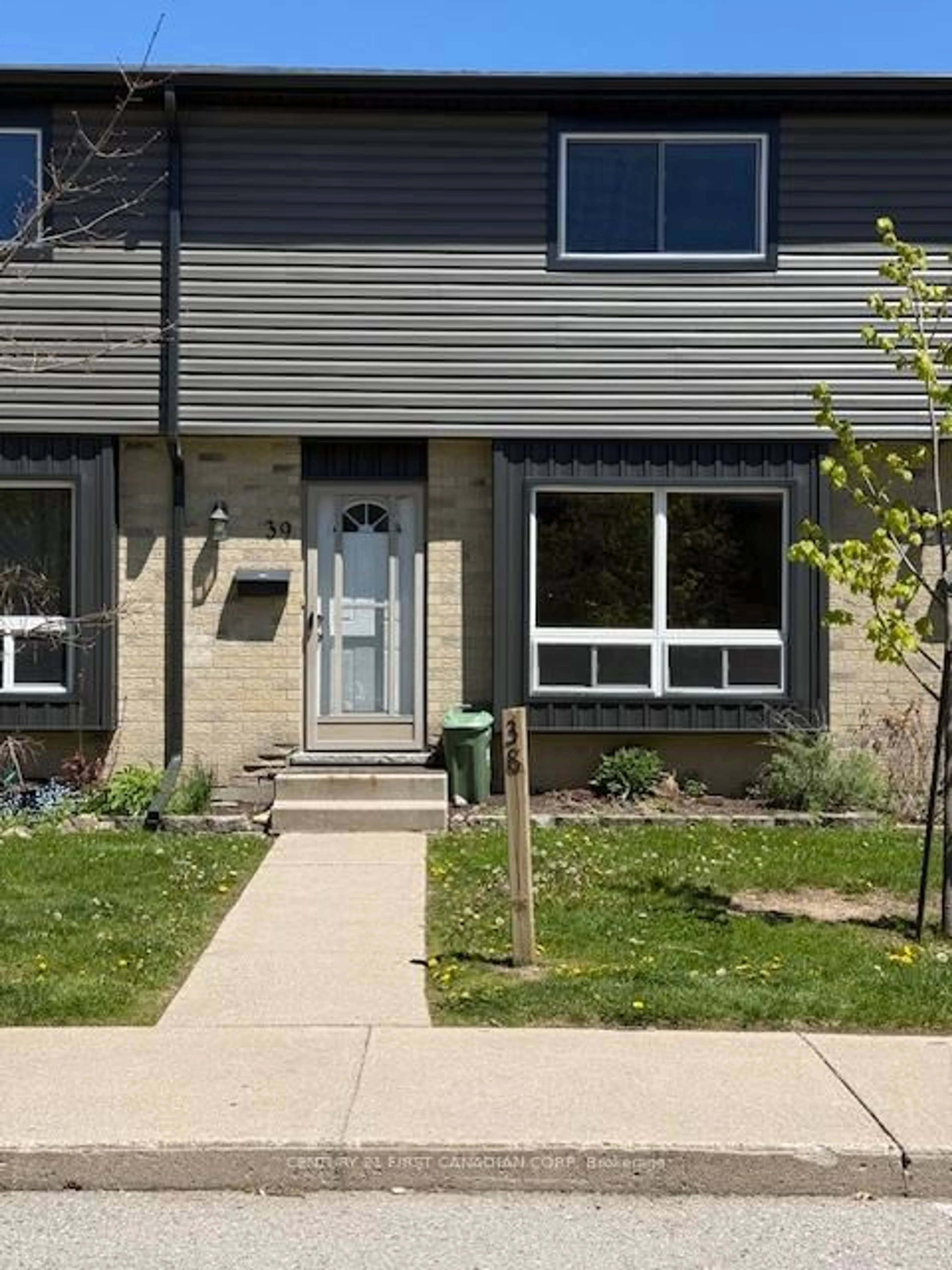 Home with vinyl exterior material, street for 475 Sandringham Cres #39, London South Ontario N6C 5B9