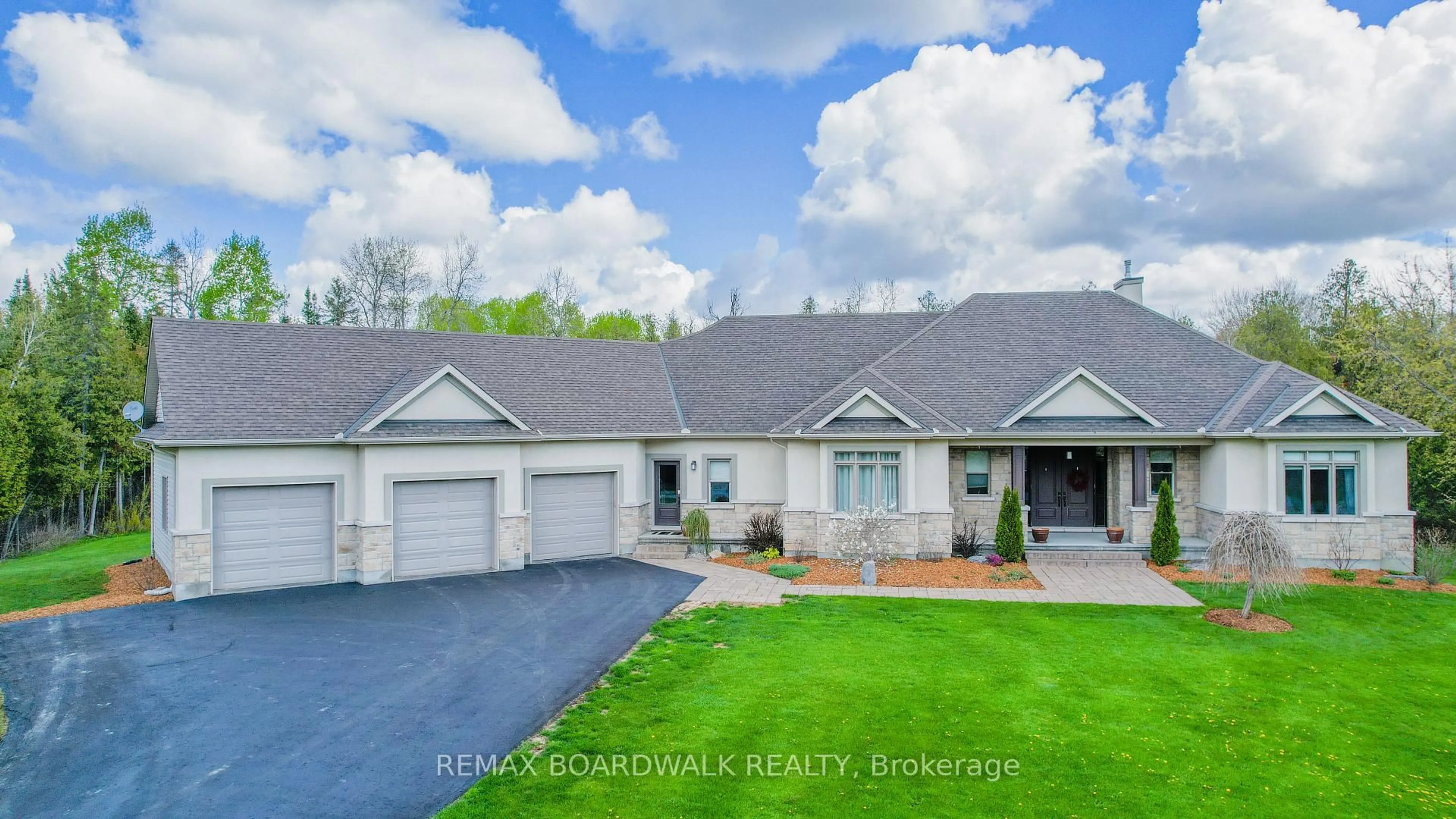 A pic from outside/outdoor area/front of a property/back of a property/a pic from drone, street for 49 Sawgrass Circ, Ashton Ontario K0A 1B0