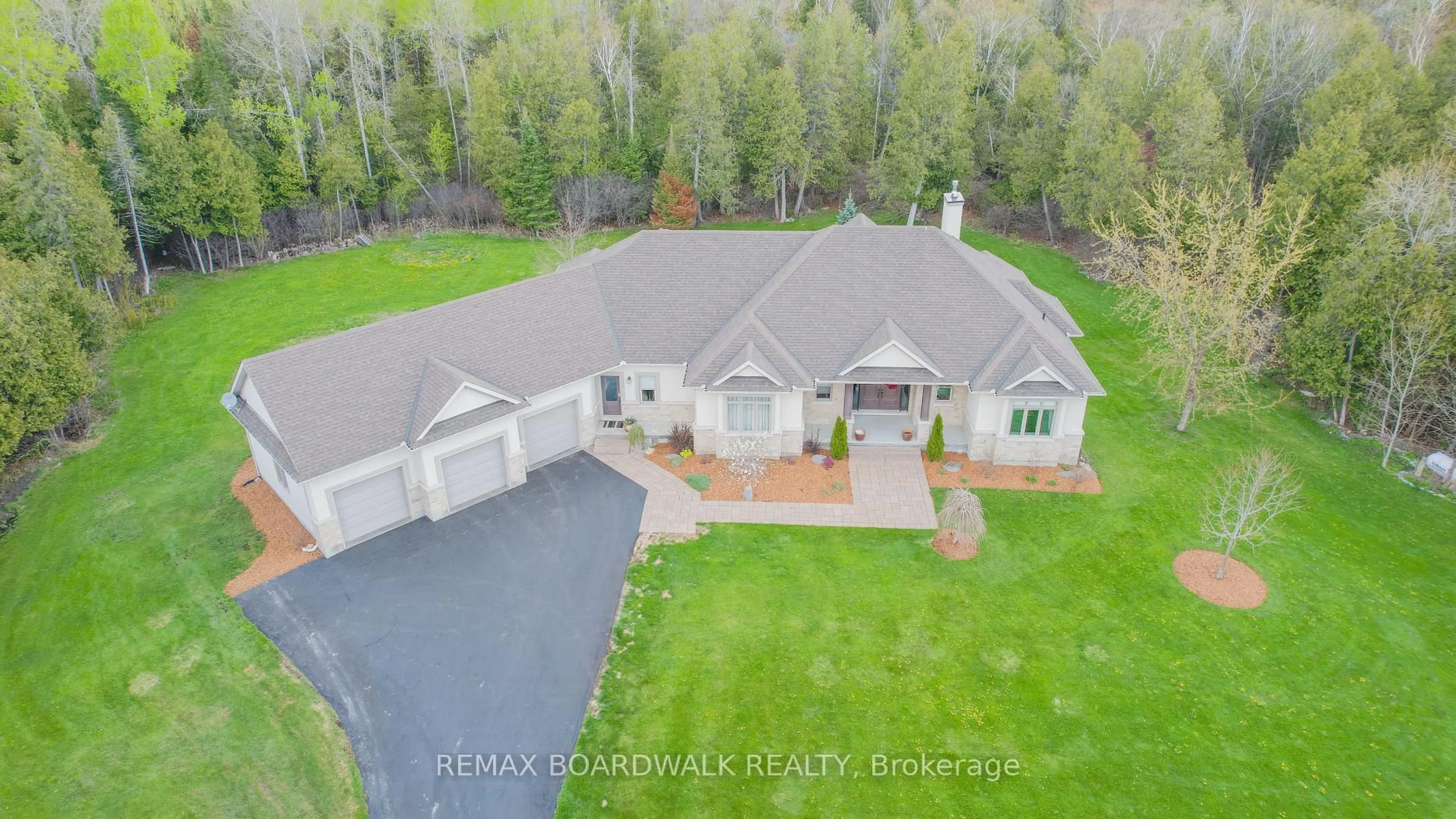 A pic from outside/outdoor area/front of a property/back of a property/a pic from drone, unknown for 49 Sawgrass Circ, Ashton Ontario K0A 1B0