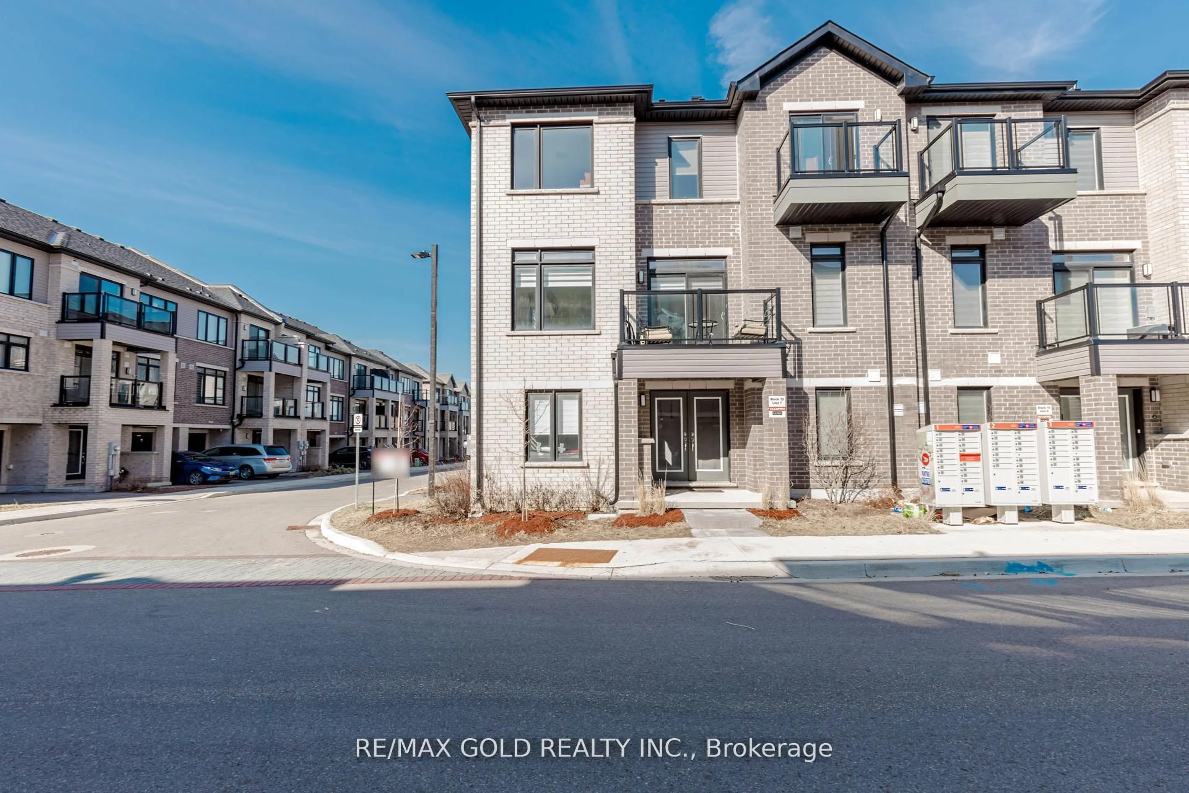 A pic from outside/outdoor area/front of a property/back of a property/a pic from drone, street for 585 Colborne St #1007, Brantford Ontario N3S 0K4
