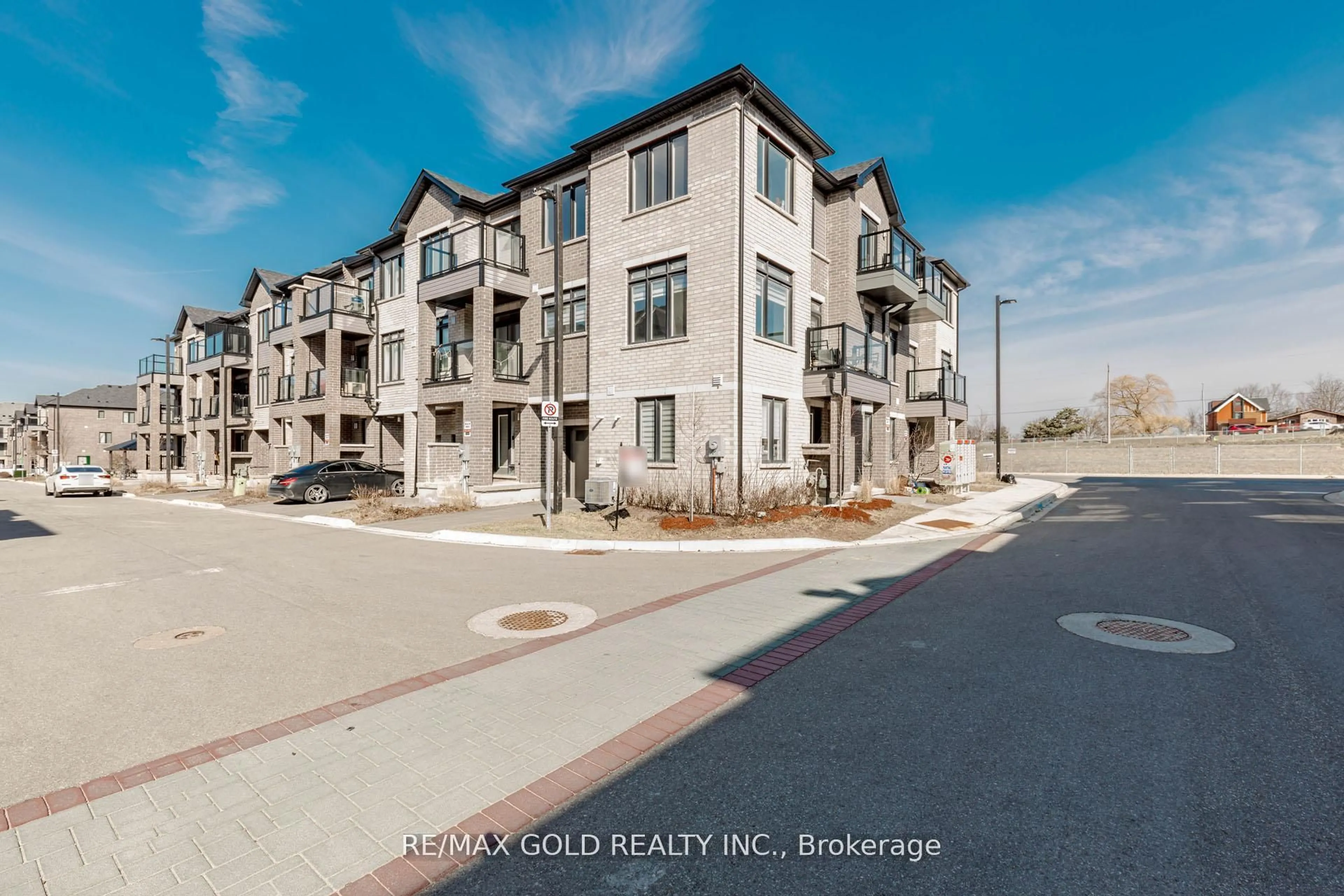 A pic from outside/outdoor area/front of a property/back of a property/a pic from drone, unknown for 585 Colborne St #1007, Brantford Ontario N3S 0K4