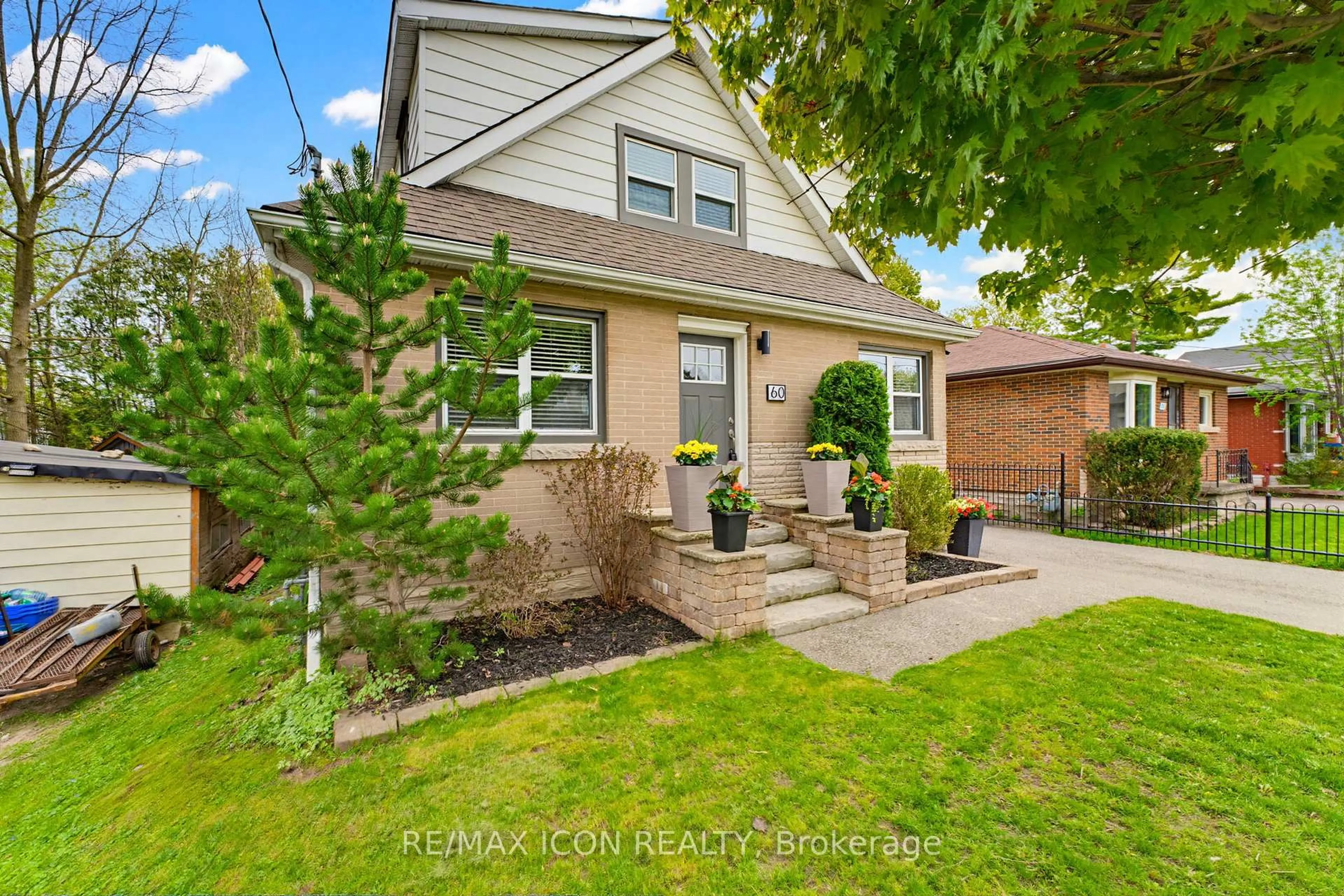 Home with brick exterior material, street for 60 Avenue Rd, Cambridge Ontario N1R 1B6