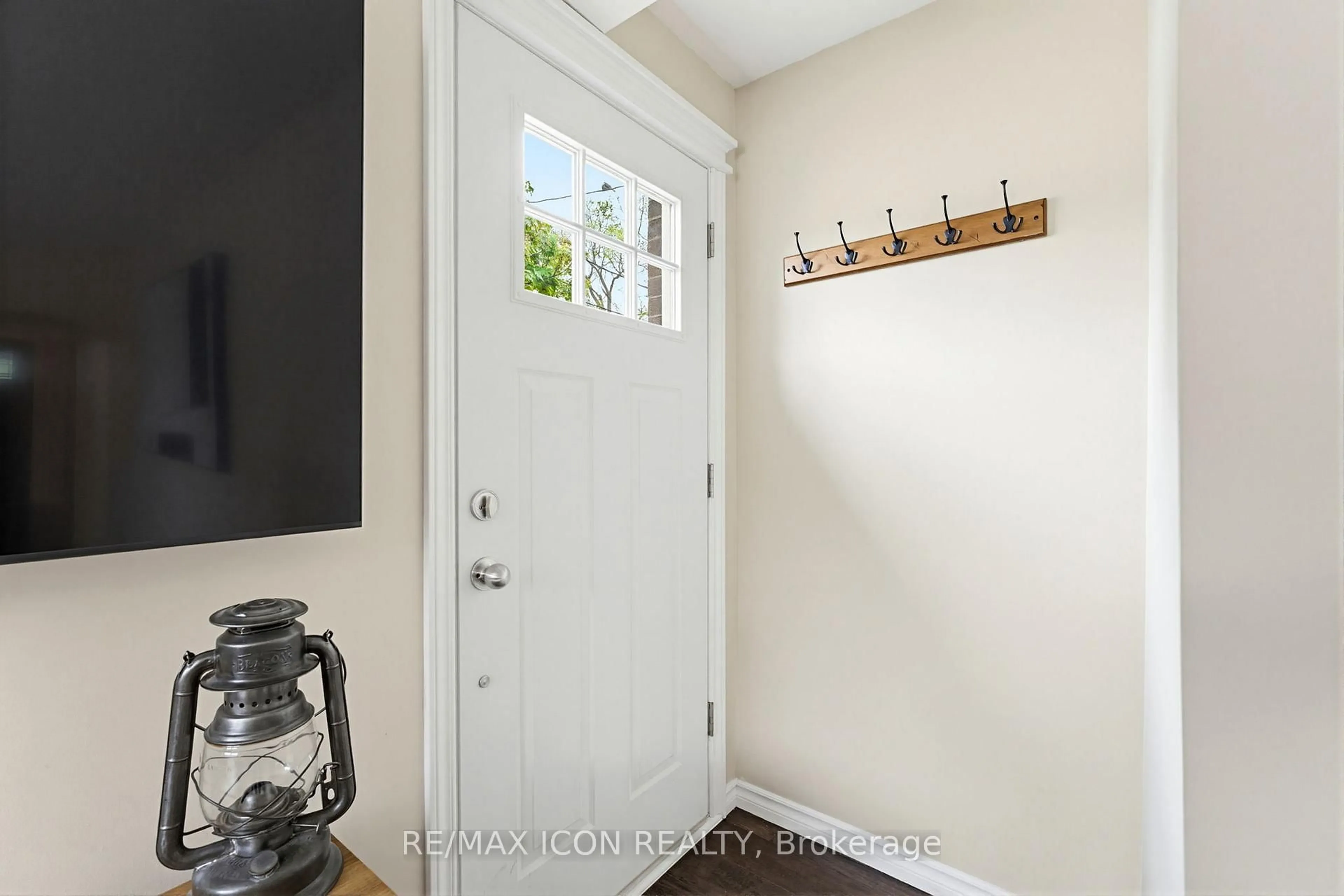 Indoor entryway for 60 Avenue Rd, Cambridge Ontario N1R 1B6