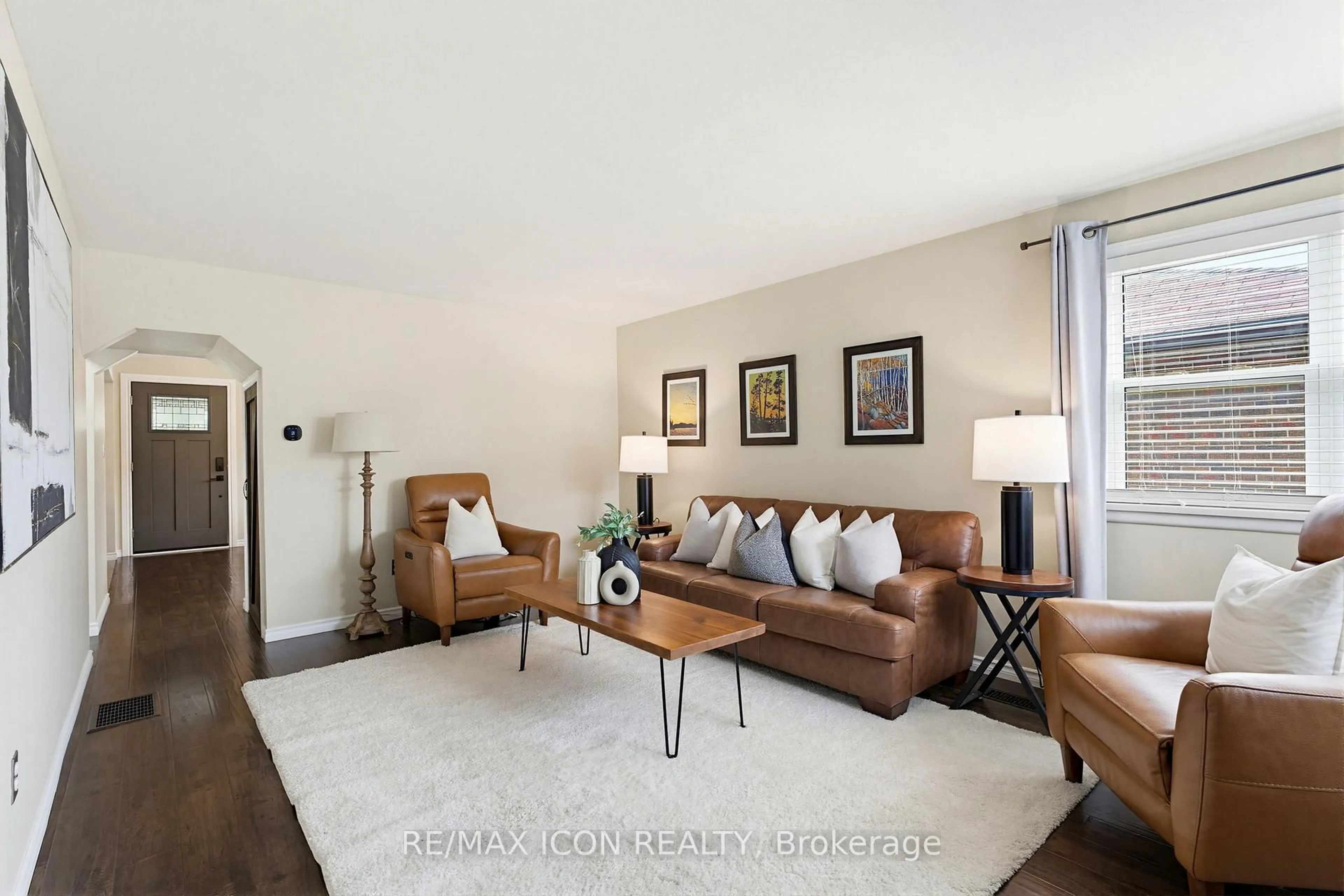 Living room with furniture, unknown for 60 Avenue Rd, Cambridge Ontario N1R 1B6