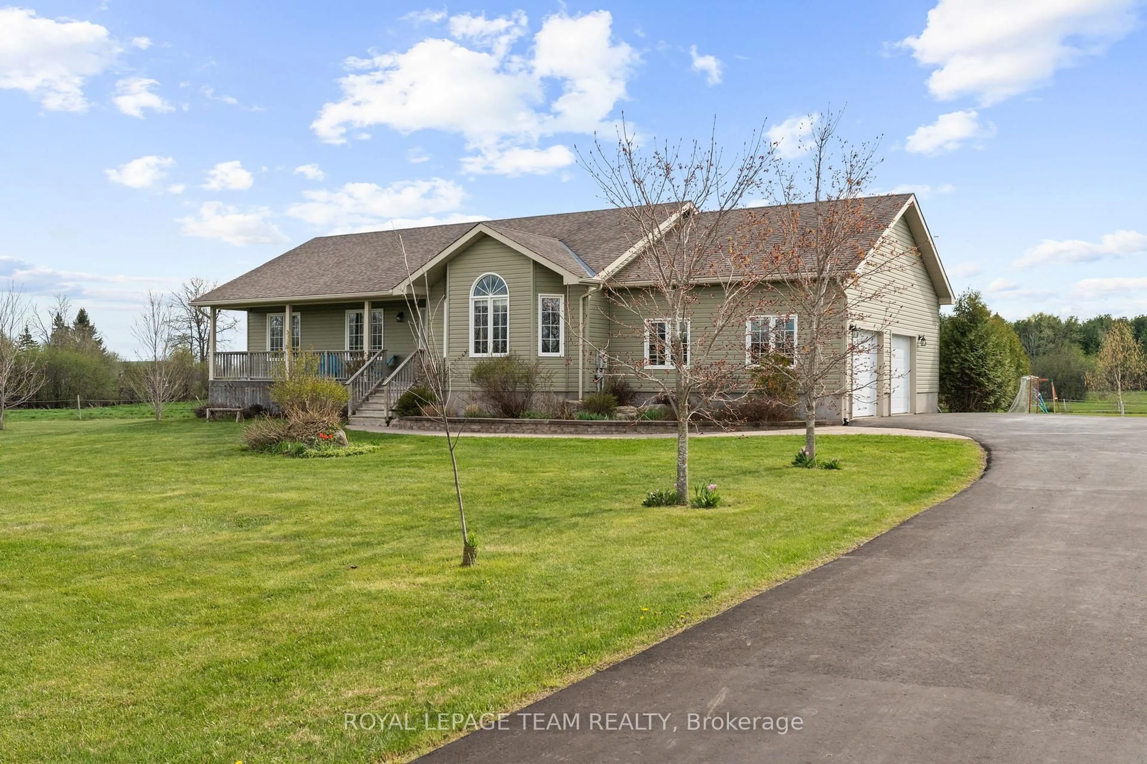 Home with vinyl exterior material, water/lake/river/ocean view for 1289 RIDEAU RIVER Rd, Merrickville Ontario K0G 1N0