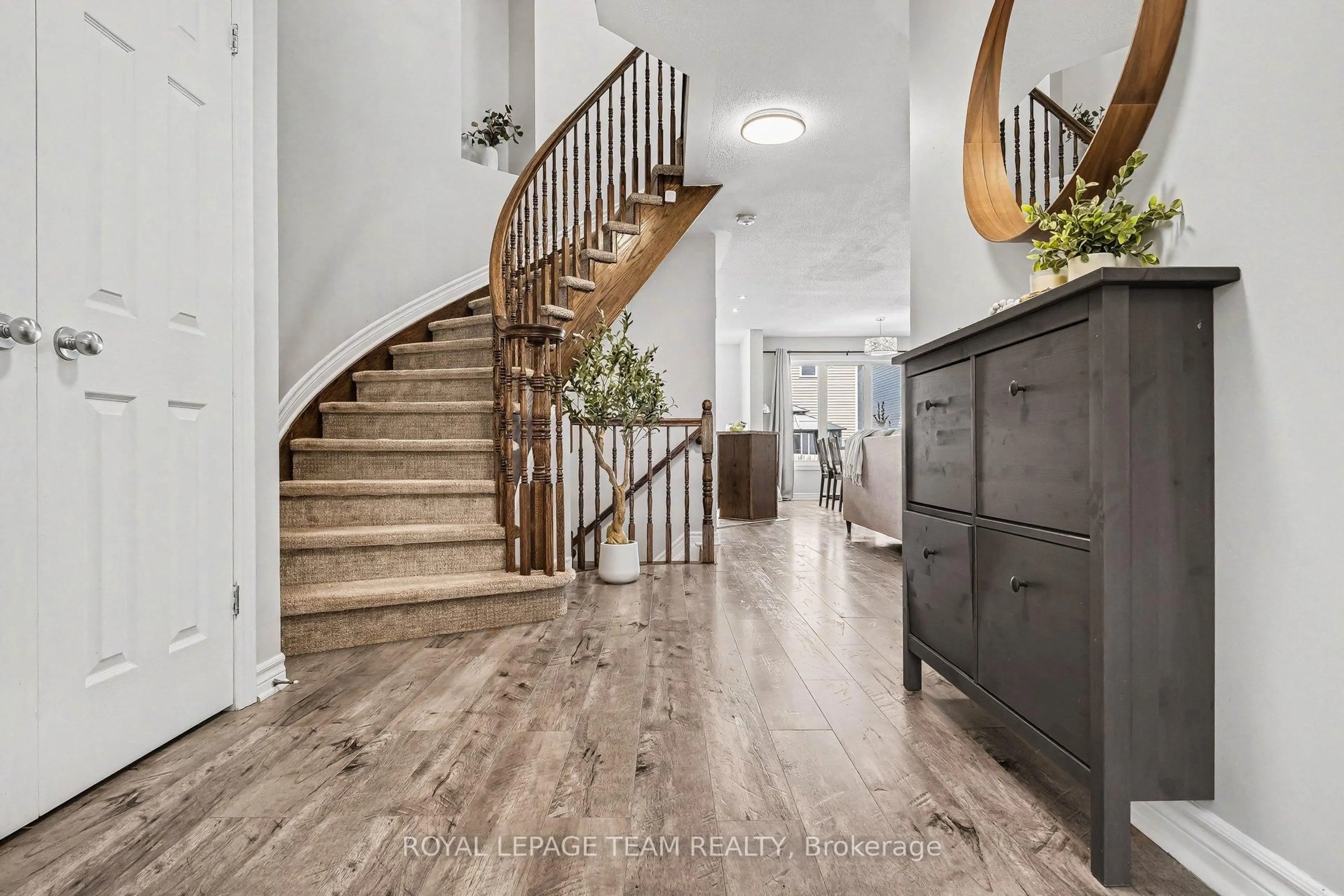 Indoor entryway for 159 Montmorency Way, Ottawa Ontario K4A 0J3