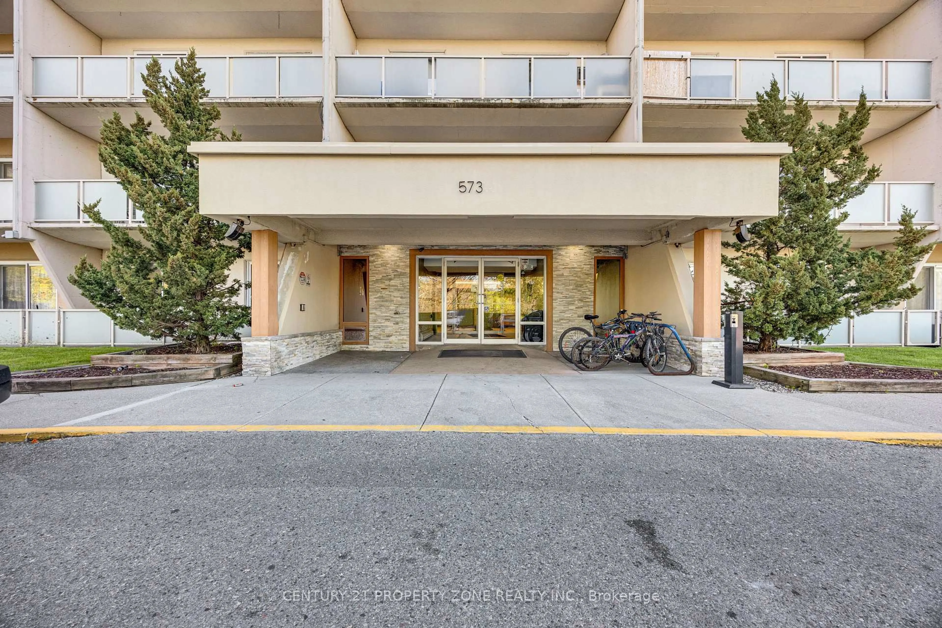 Indoor foyer for 573 MORNINGTON Ave #907, London East Ontario N5Y 4T9