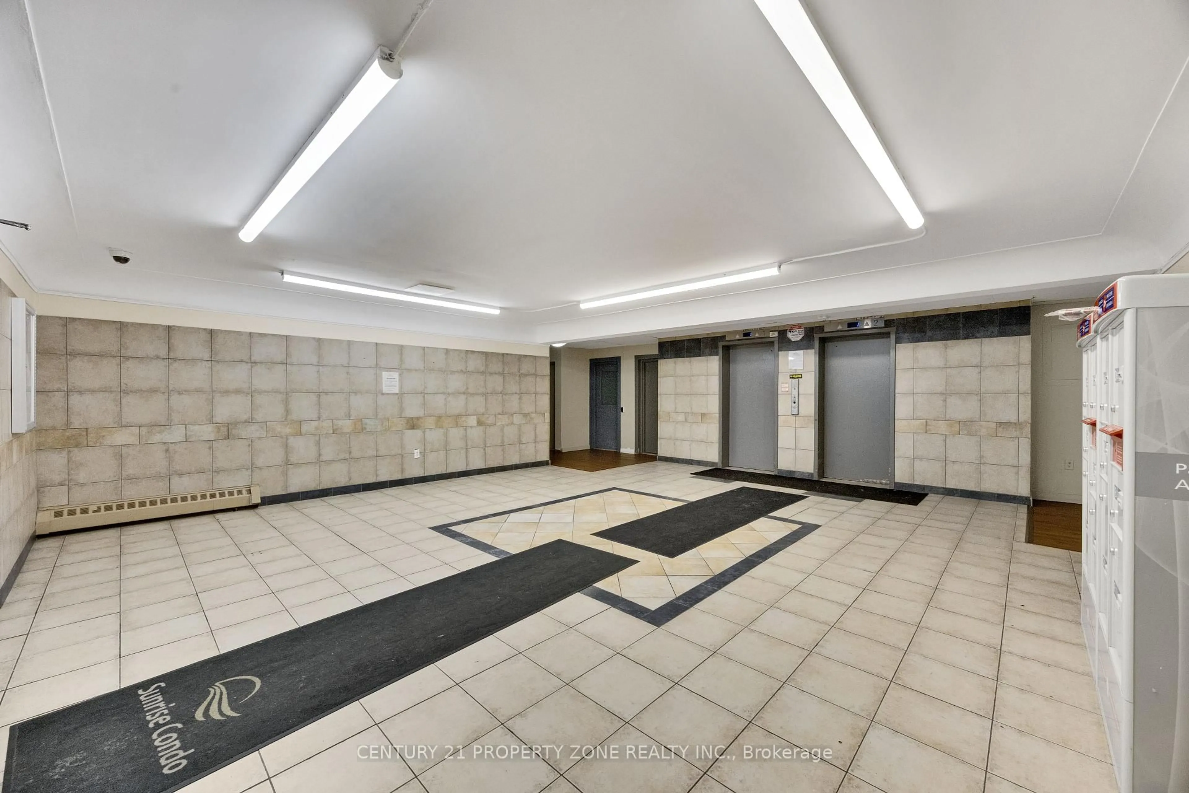 Indoor foyer for 573 MORNINGTON Ave #907, London East Ontario N5Y 4T9