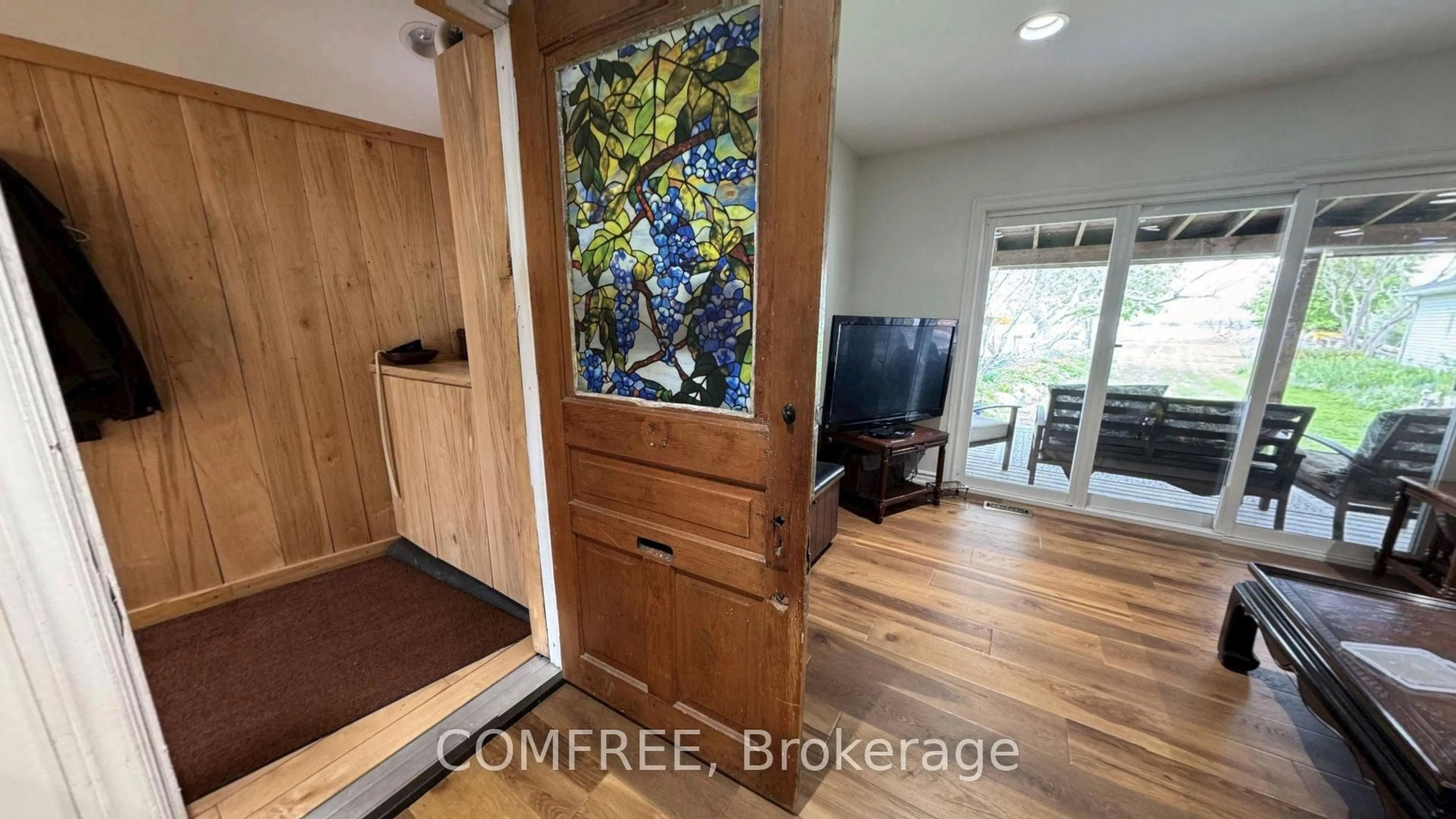 Indoor entryway for 2122 Old Front Rd, LaSalle Ontario N9J 2C9