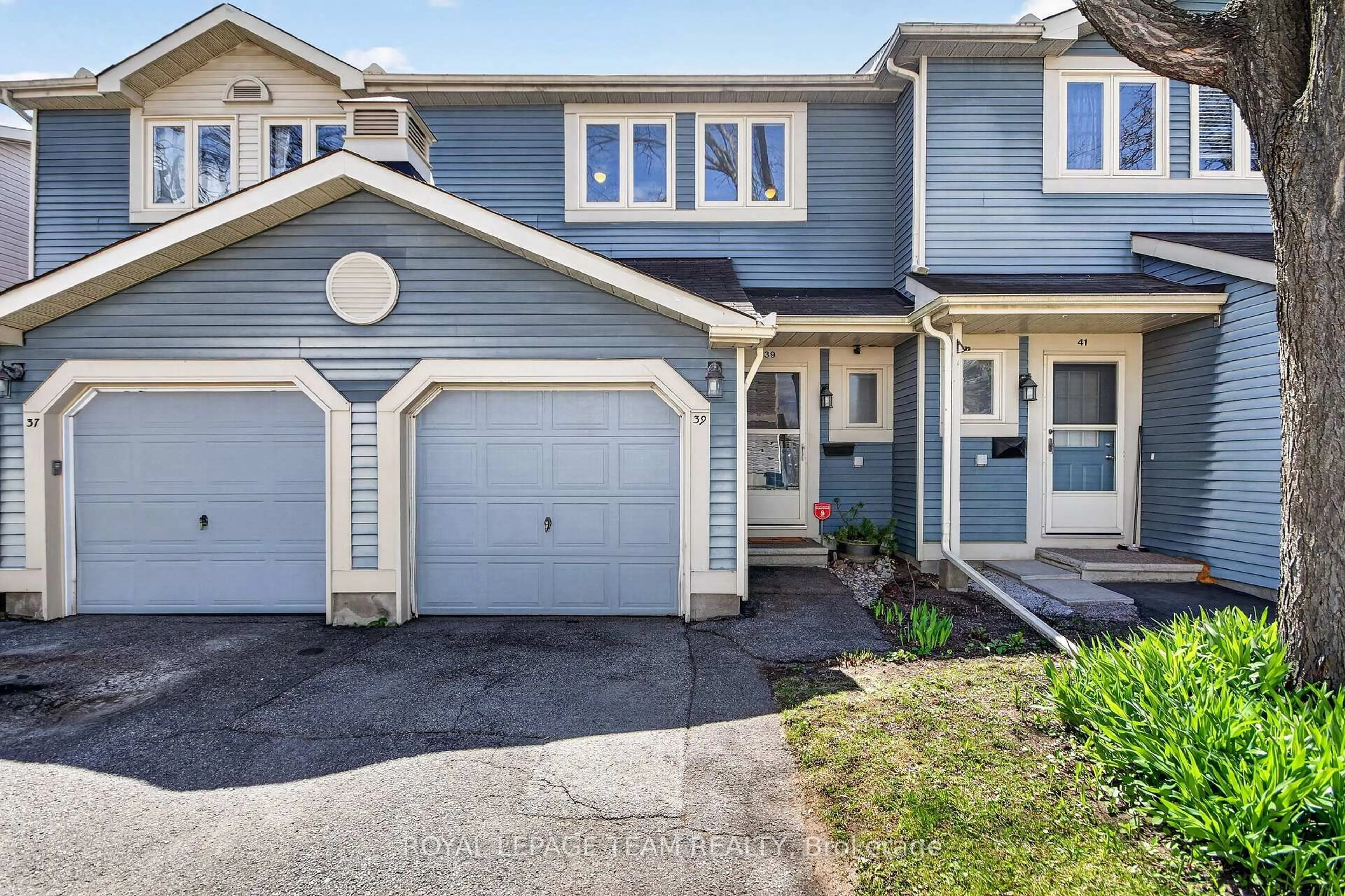 Home with vinyl exterior material, street for 39 Saxton Private, Ottawa Ontario K2H 9P3