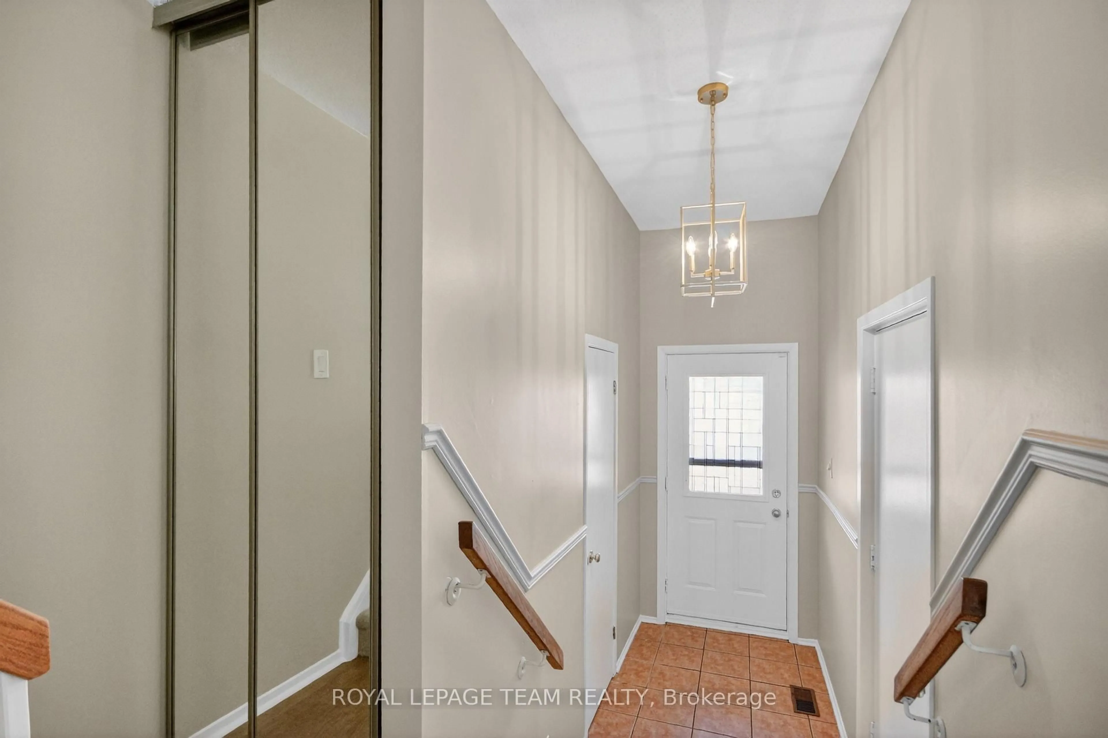 Indoor entryway for 39 Saxton Private, Ottawa Ontario K2H 9P3