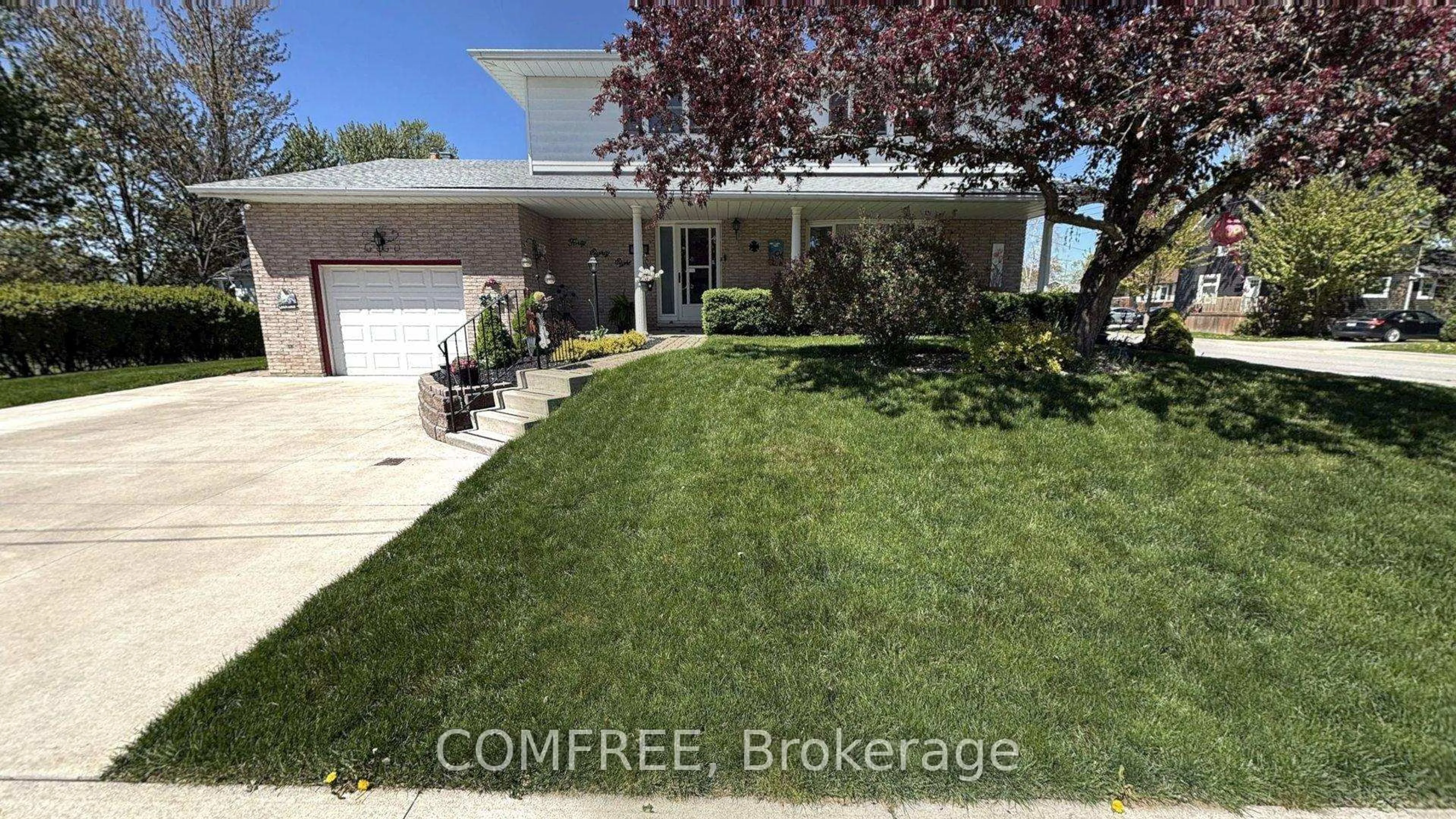 A pic from outside/outdoor area/front of a property/back of a property/a pic from drone, street for 4088 Florence Ave, Petrolia Ontario N0N 1R0