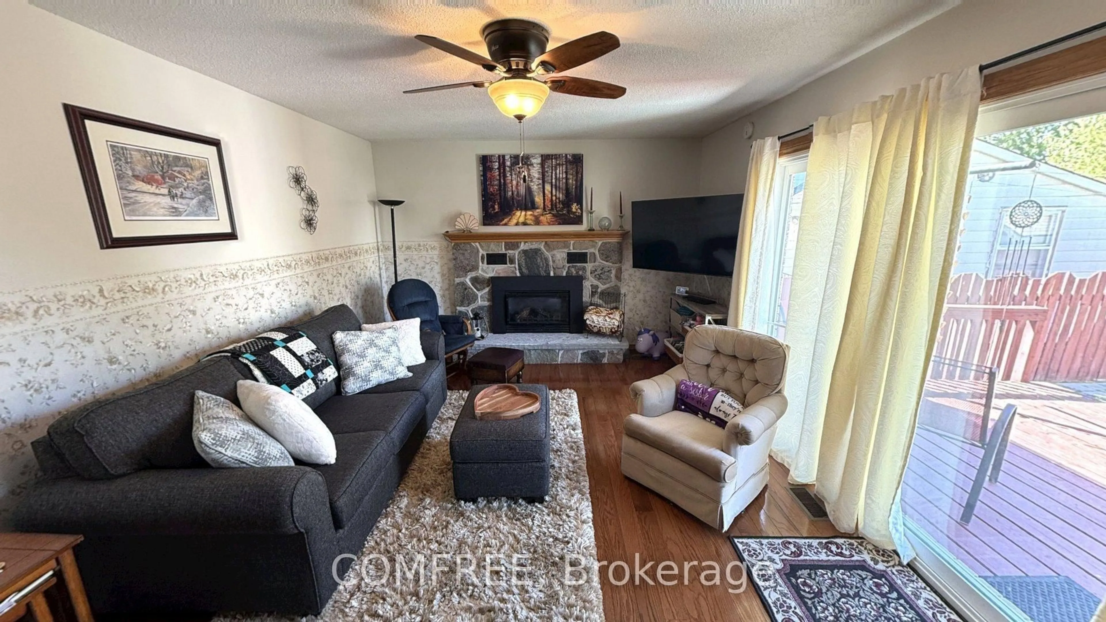 Living room with furniture, unknown for 4088 Florence Ave, Petrolia Ontario N0N 1R0