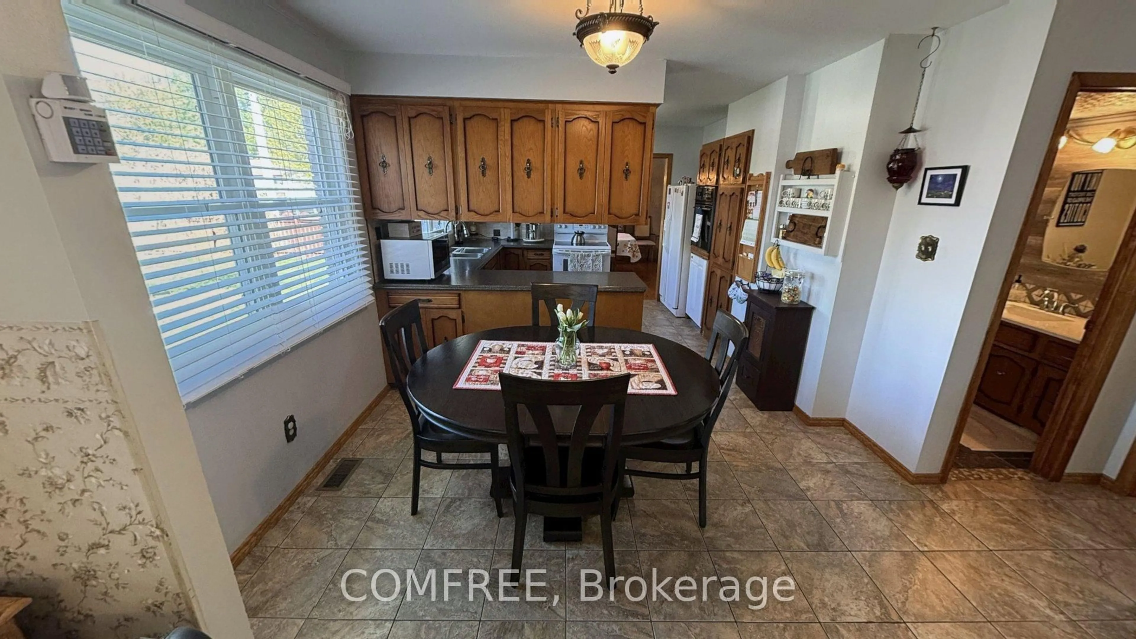 Dining room, ceramic/tile floor for 4088 Florence Ave, Petrolia Ontario N0N 1R0
