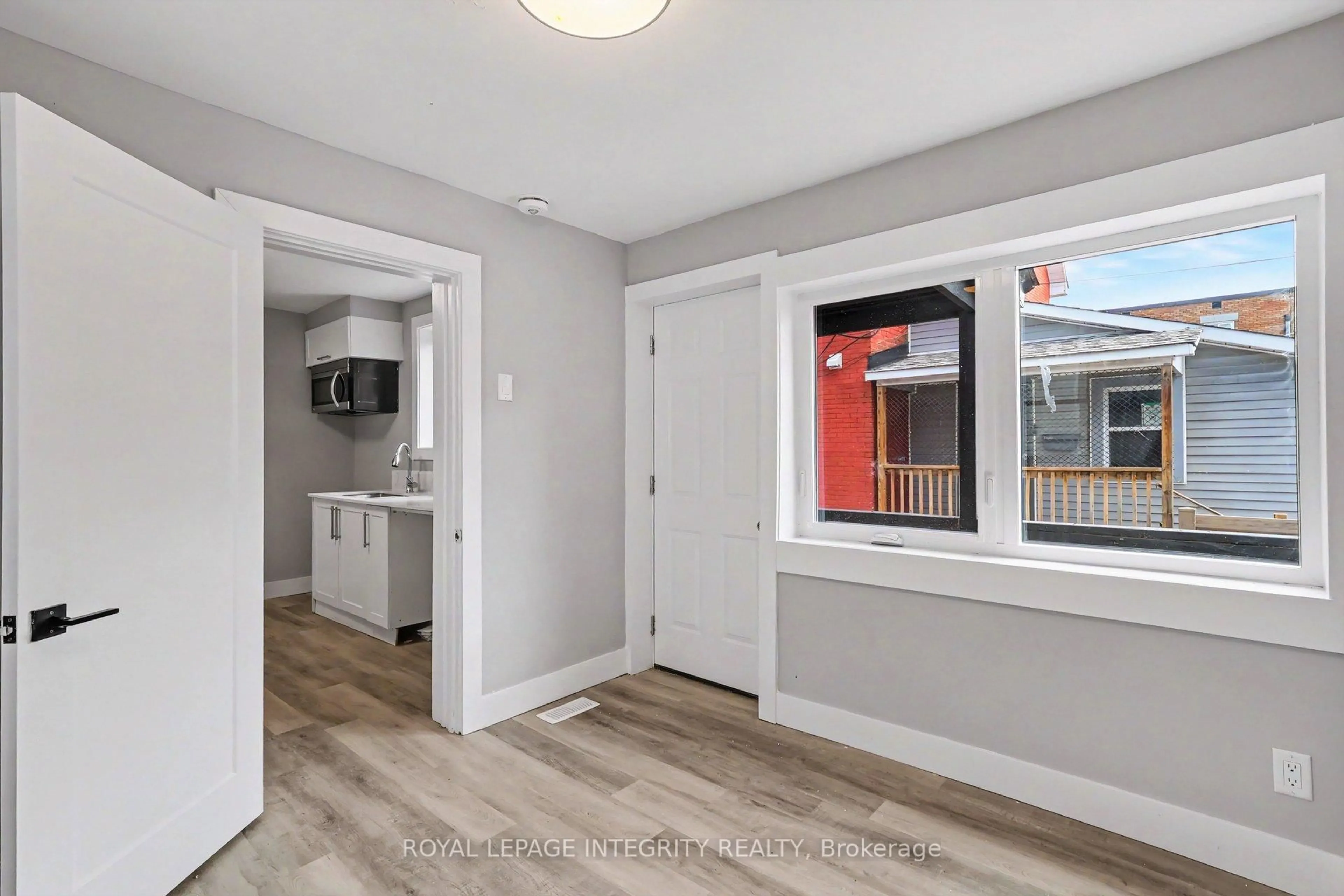 Indoor entryway for 222 Mcarthur Ave, Ottawa Ontario K1L 6P5