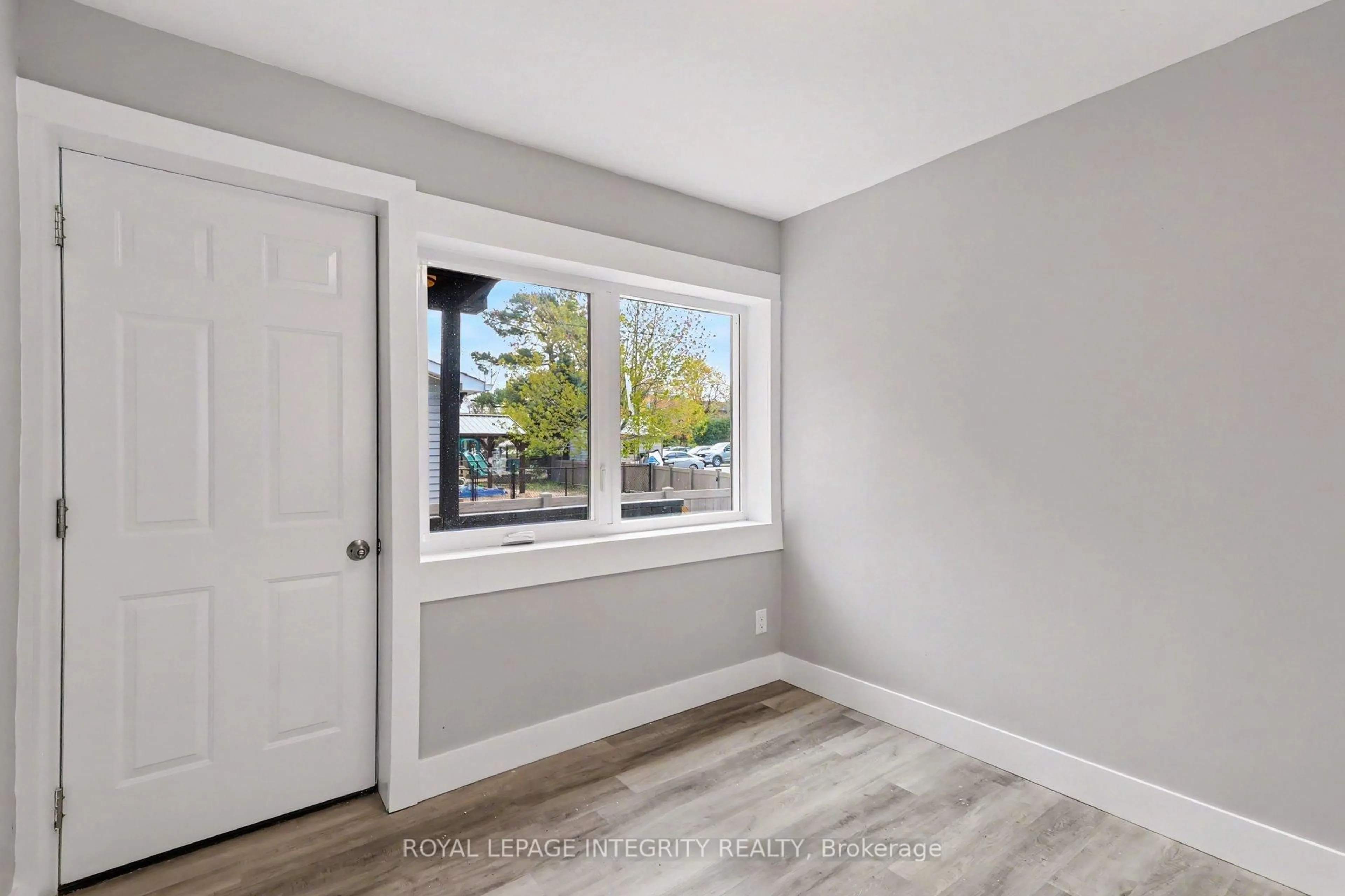 Indoor entryway for 222 Mcarthur Ave, Ottawa Ontario K1L 6P5
