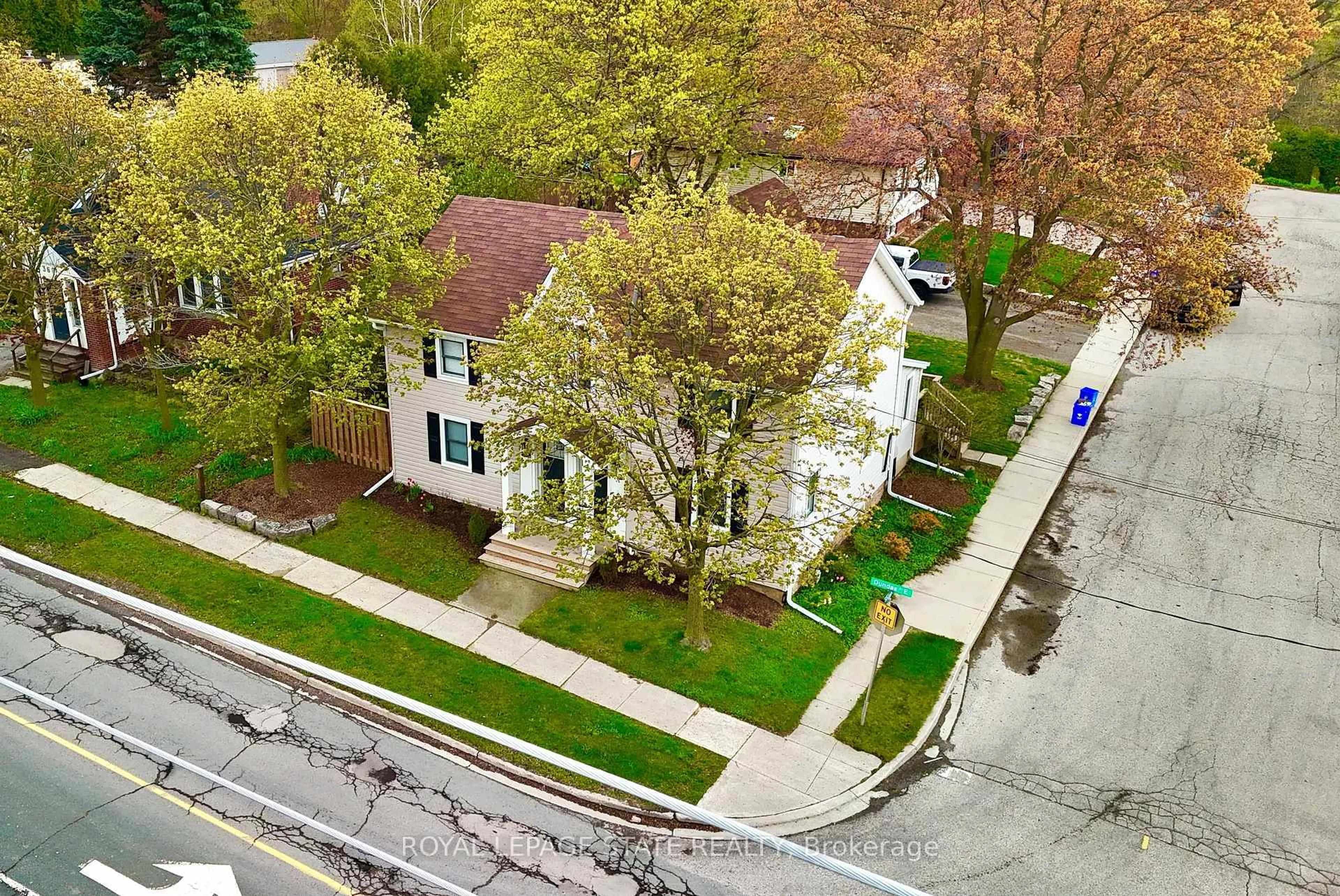 A pic from outside/outdoor area/front of a property/back of a property/a pic from drone, street for 358 Dundas St, Hamilton Ontario L0R 2H1