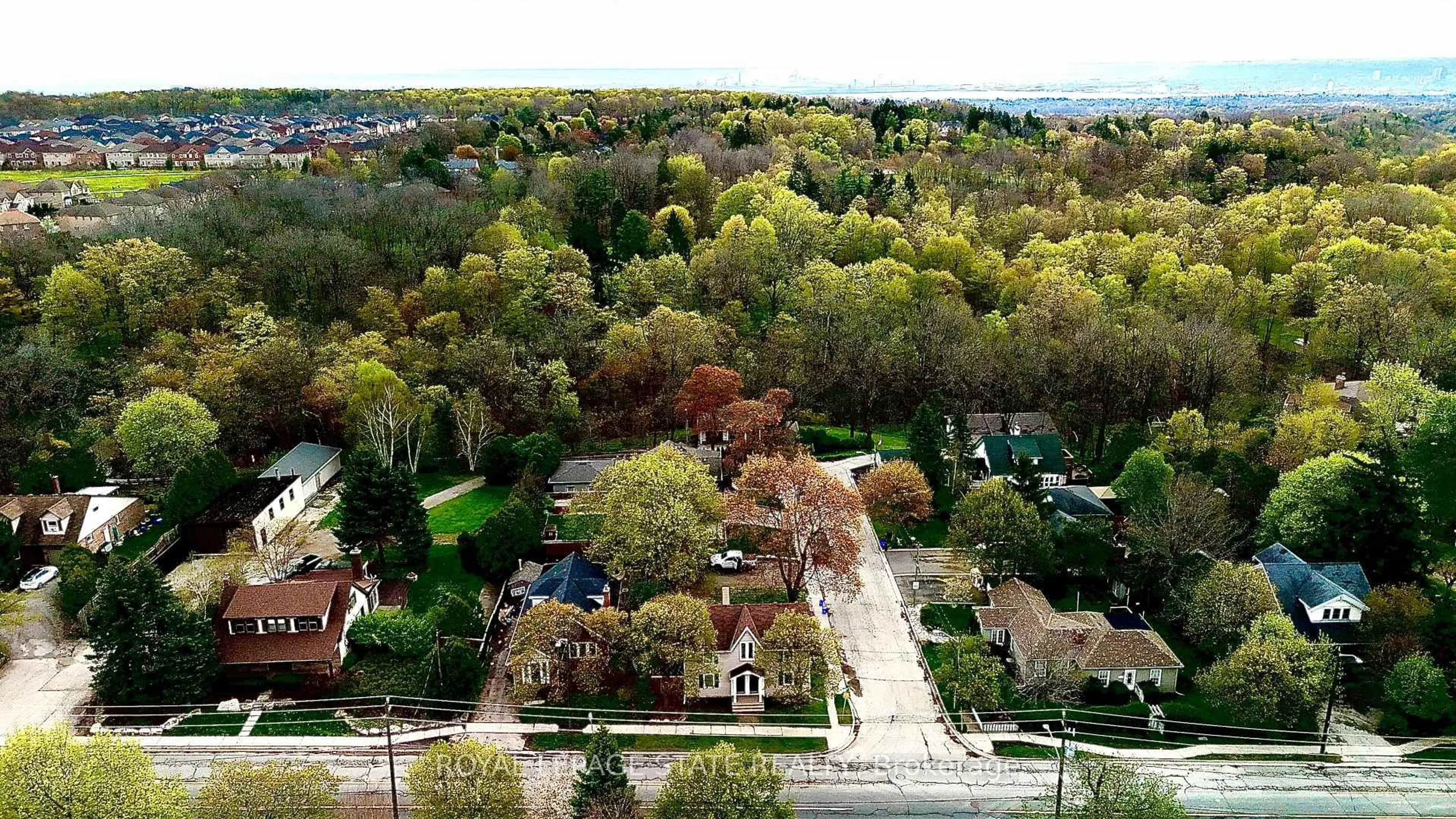 A pic from outside/outdoor area/front of a property/back of a property/a pic from drone, unknown for 358 Dundas St, Hamilton Ontario L0R 2H1