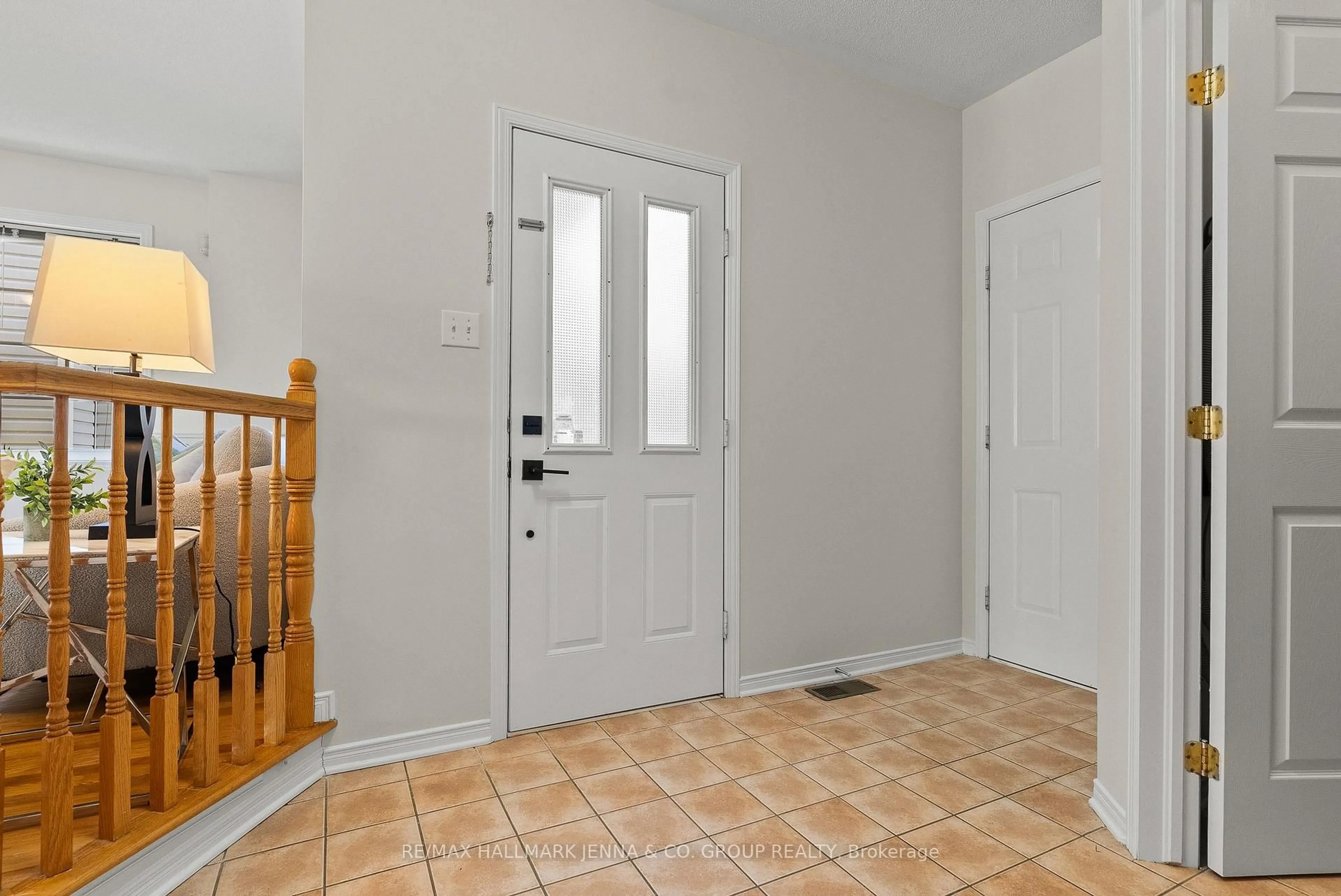 Indoor entryway for 106 Bloomingdale St, Ottawa Ontario K2C 4A4