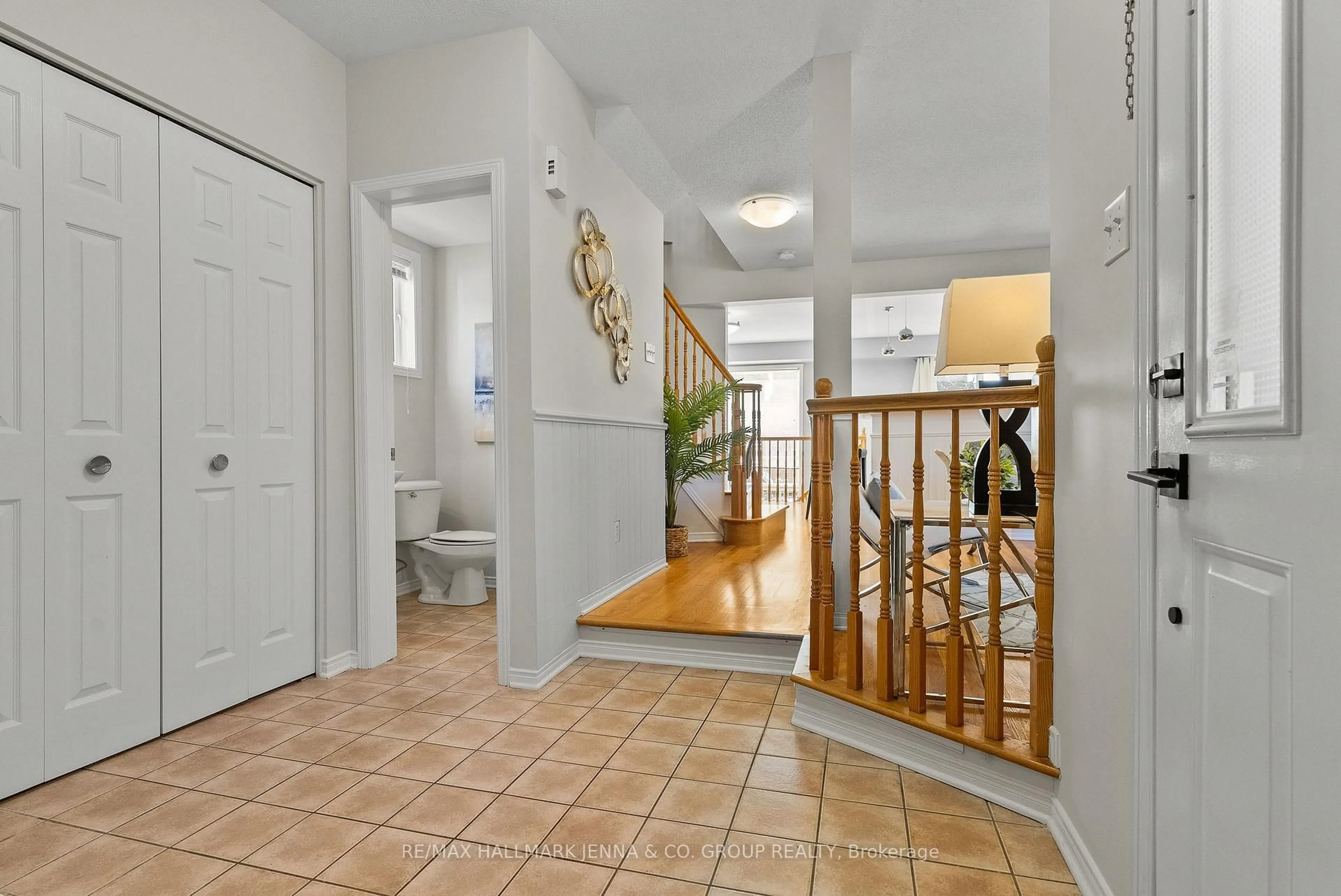 Indoor entryway for 106 Bloomingdale St, Ottawa Ontario K2C 4A4