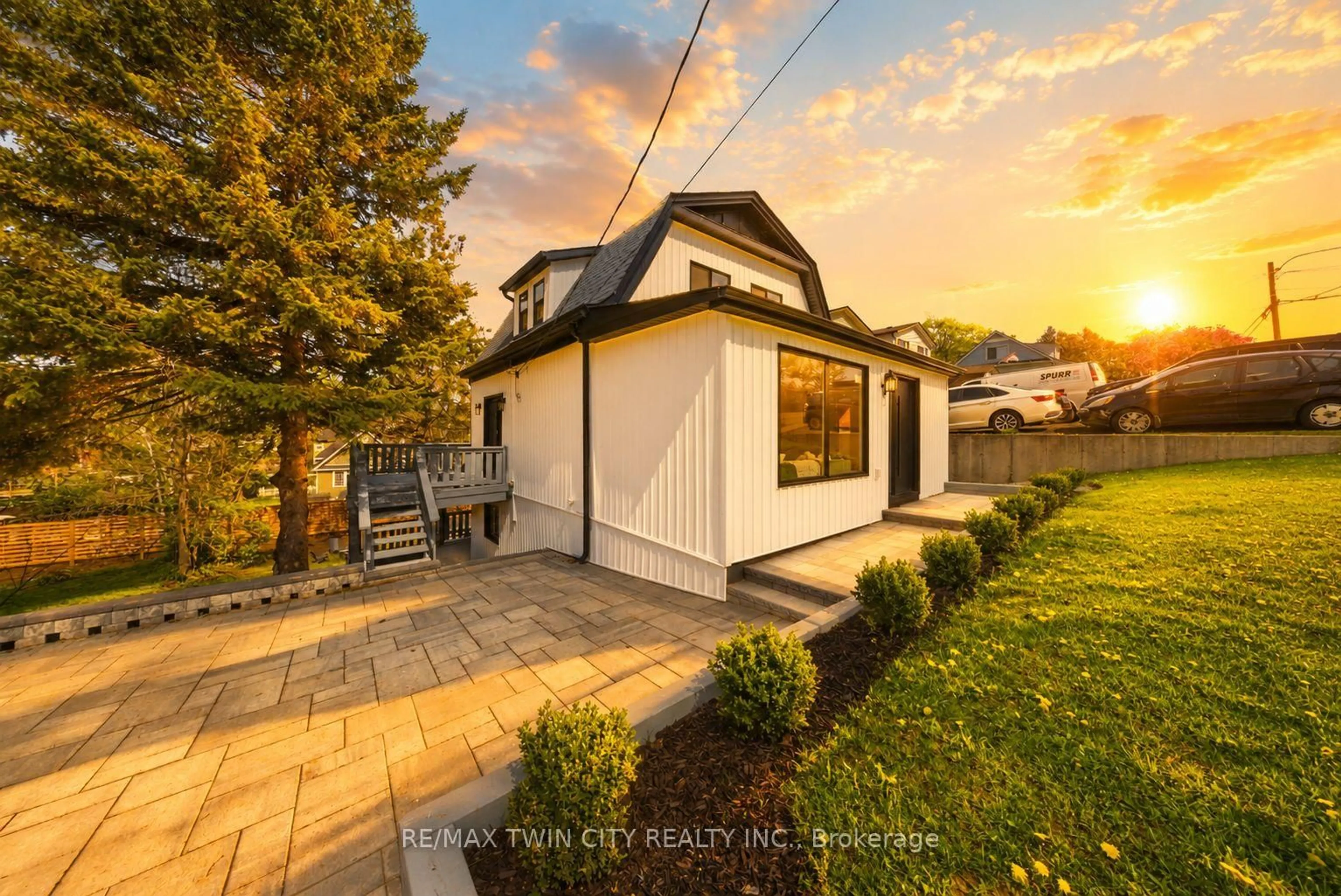 A pic from outside/outdoor area/front of a property/back of a property/a pic from drone, street for 23 Aberdeen St, Haldimand Ontario N3W 1C8