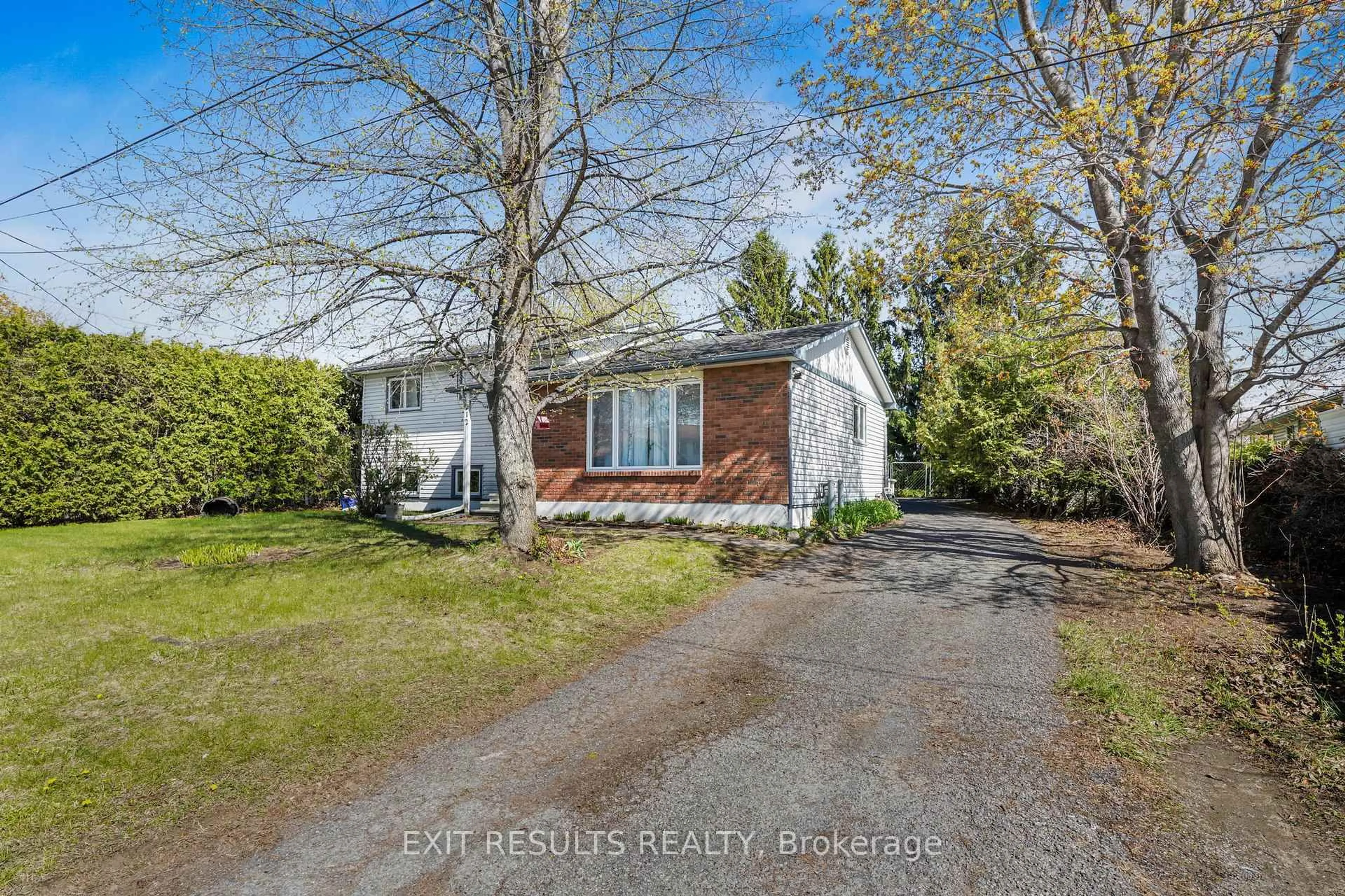 A pic from outside/outdoor area/front of a property/back of a property/a pic from drone, street for 212 Sainte-Anne St, Clarence-Rockland Ontario K4K 1B8