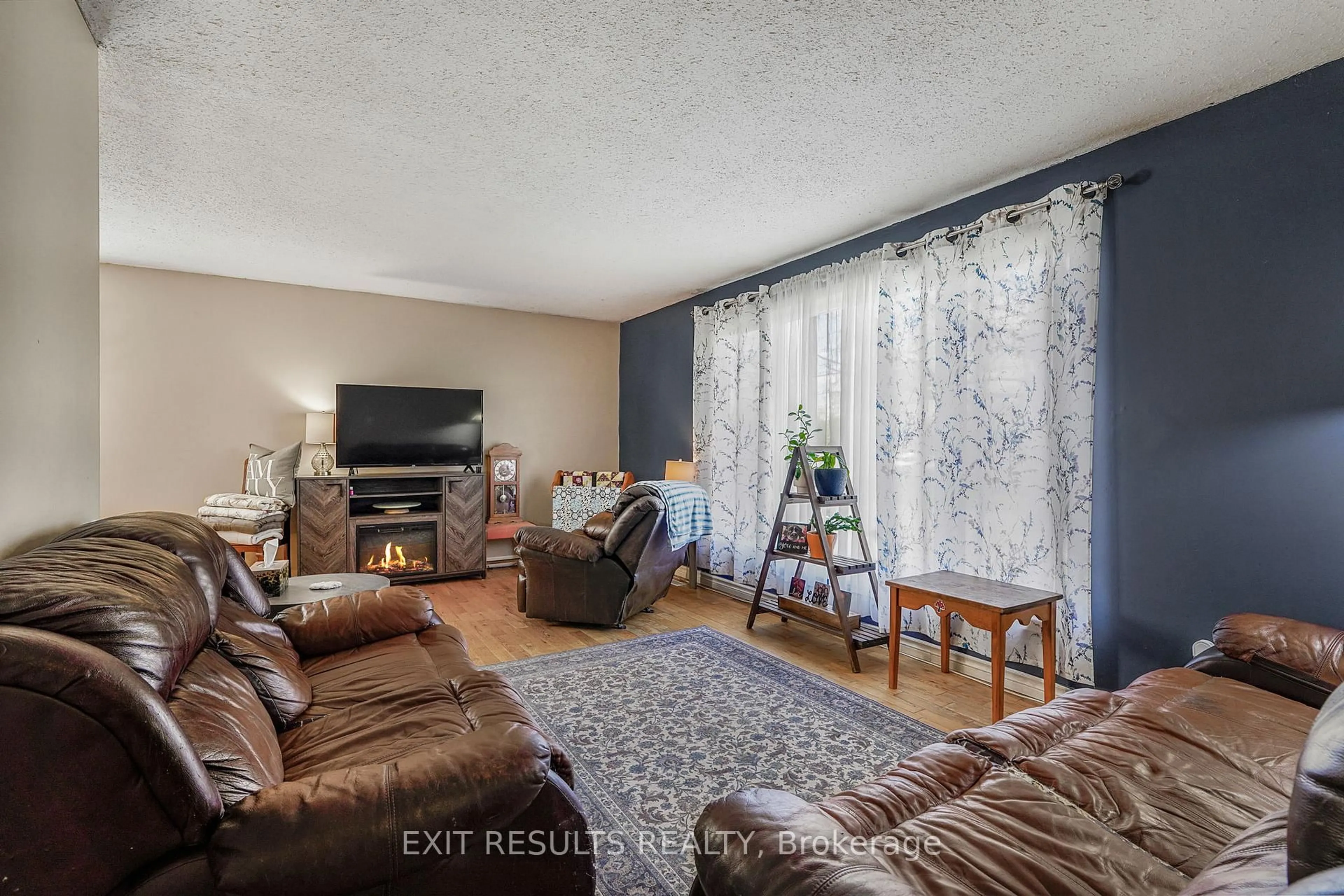 Living room with furniture, unknown for 212 Sainte-Anne St, Clarence-Rockland Ontario K4K 1B8