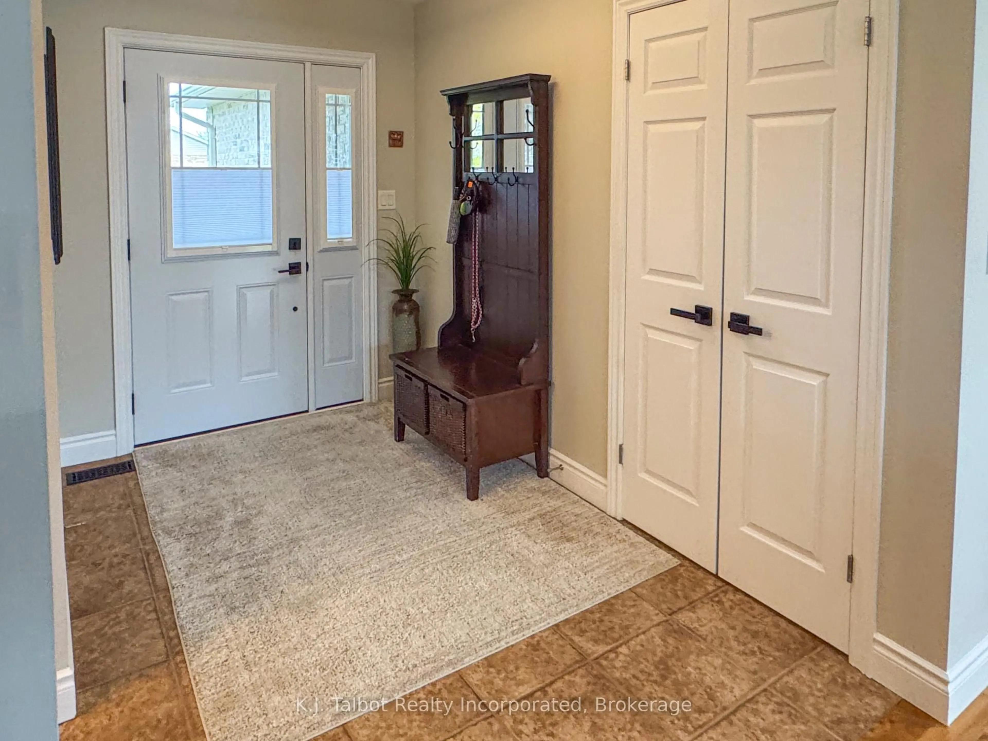 Indoor entryway for 11 Lee Cres, Goderich Ontario N7A 4L3