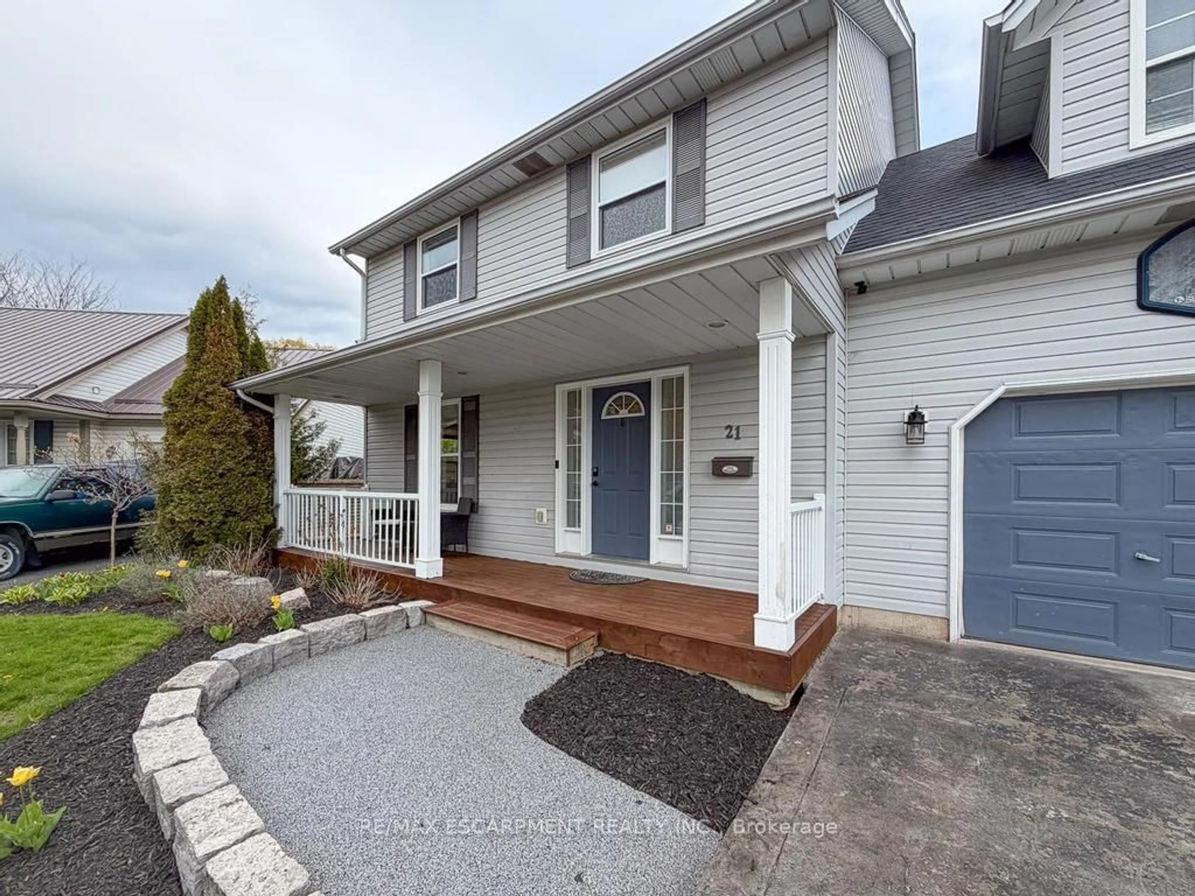 Home with vinyl exterior material, street for 21 MAPLEWOOD Crt, Haldimand Ontario N1A 3G8