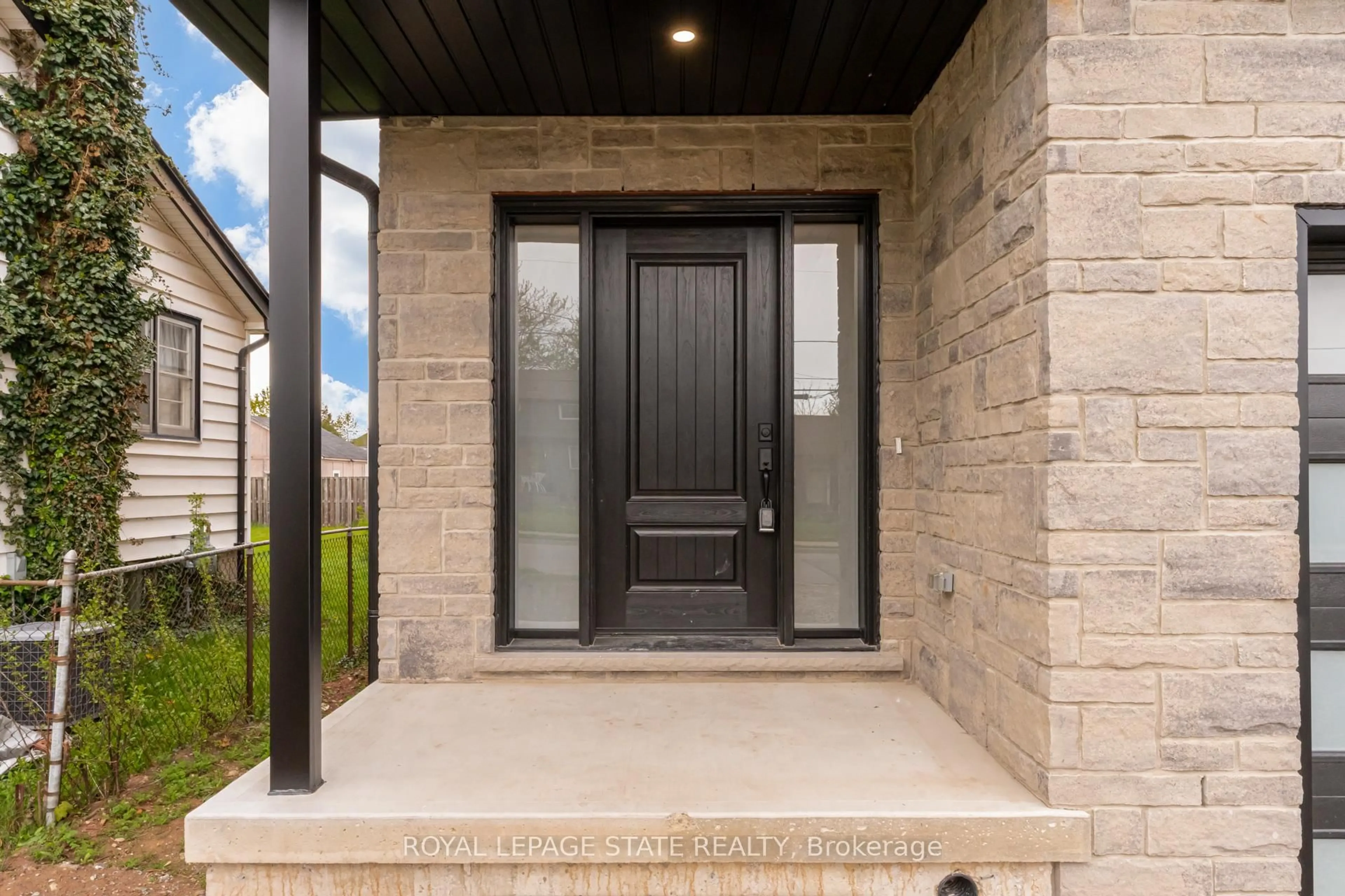 Indoor entryway for 39 Norwich Rd, Hamilton Ontario L8E 1Z7