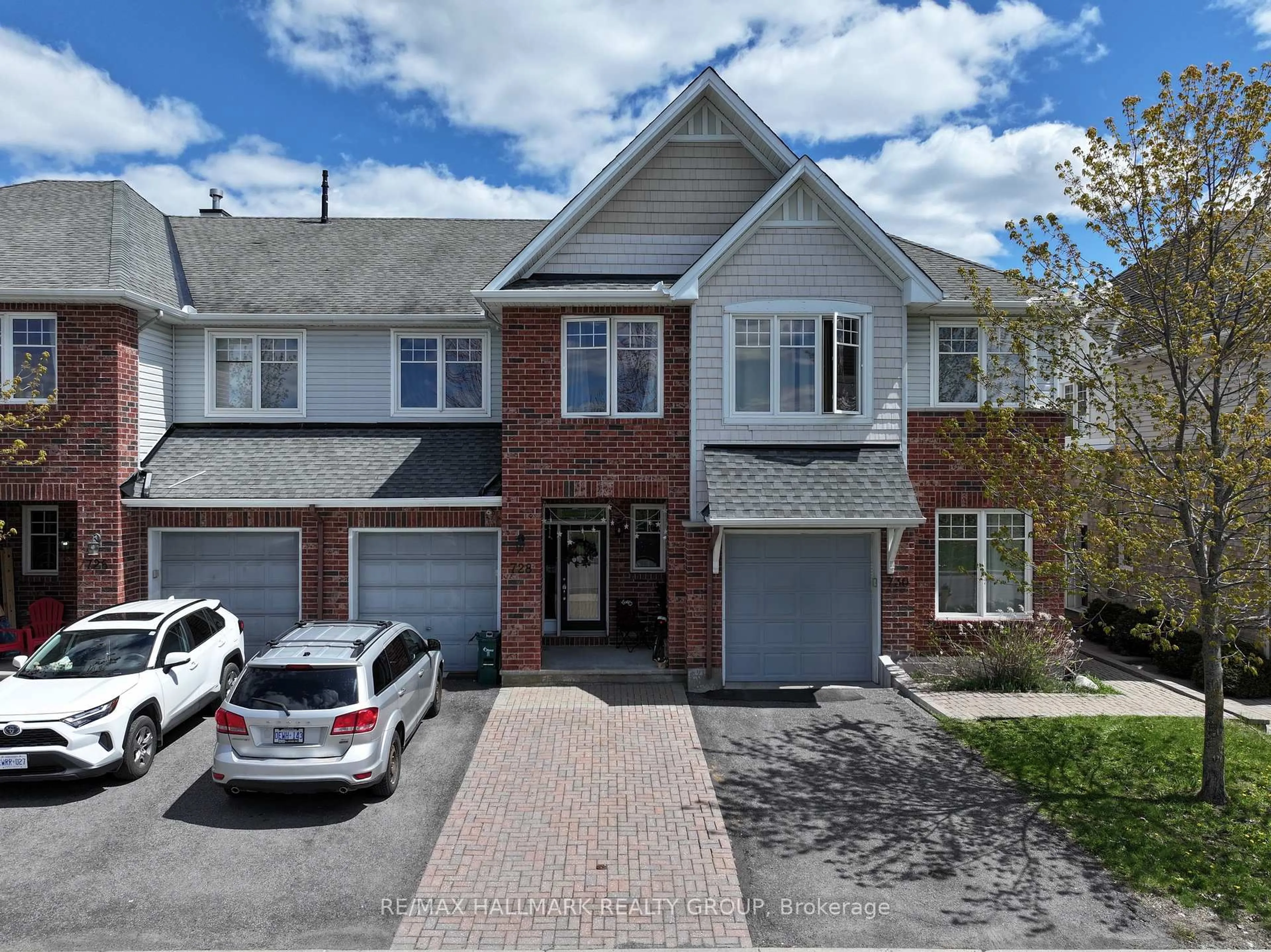 A pic from outside/outdoor area/front of a property/back of a property/a pic from drone, street for 728 Cedar Creek Dr, Ottawa Ontario K1T 0A9