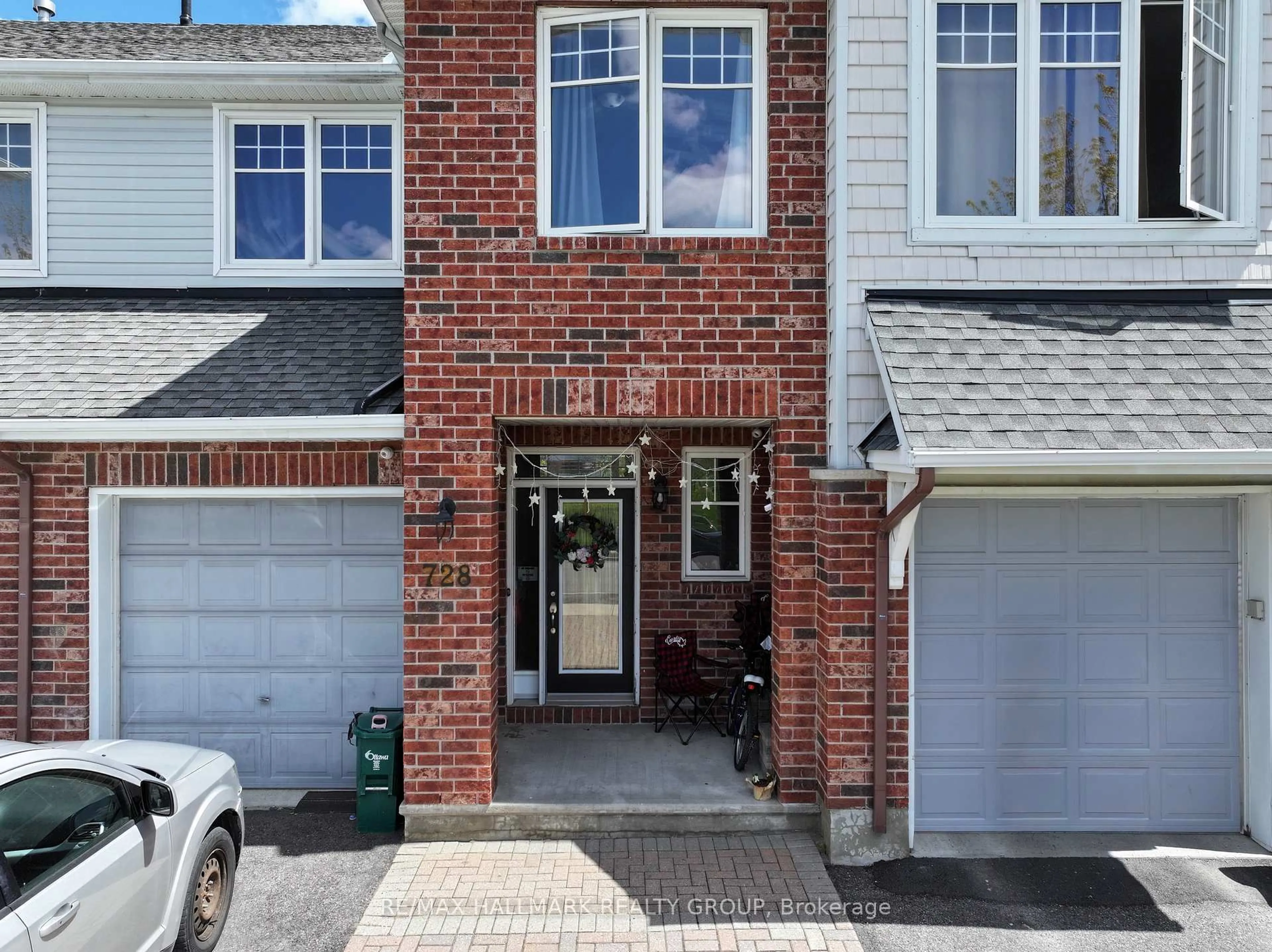 Home with brick exterior material, street for 728 Cedar Creek Dr, Ottawa Ontario K1T 0A9