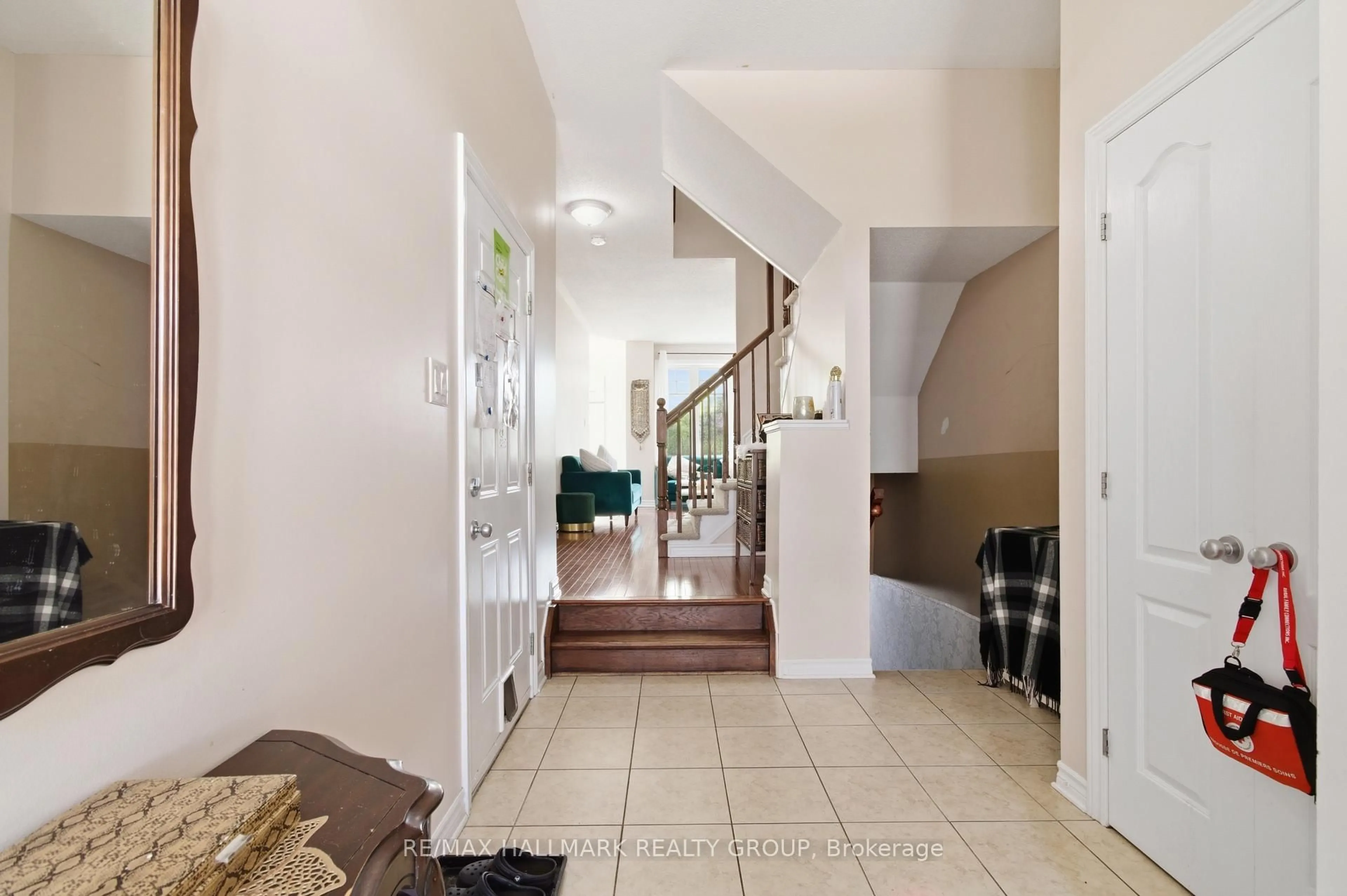 Indoor entryway for 728 Cedar Creek Dr, Ottawa Ontario K1T 0A9