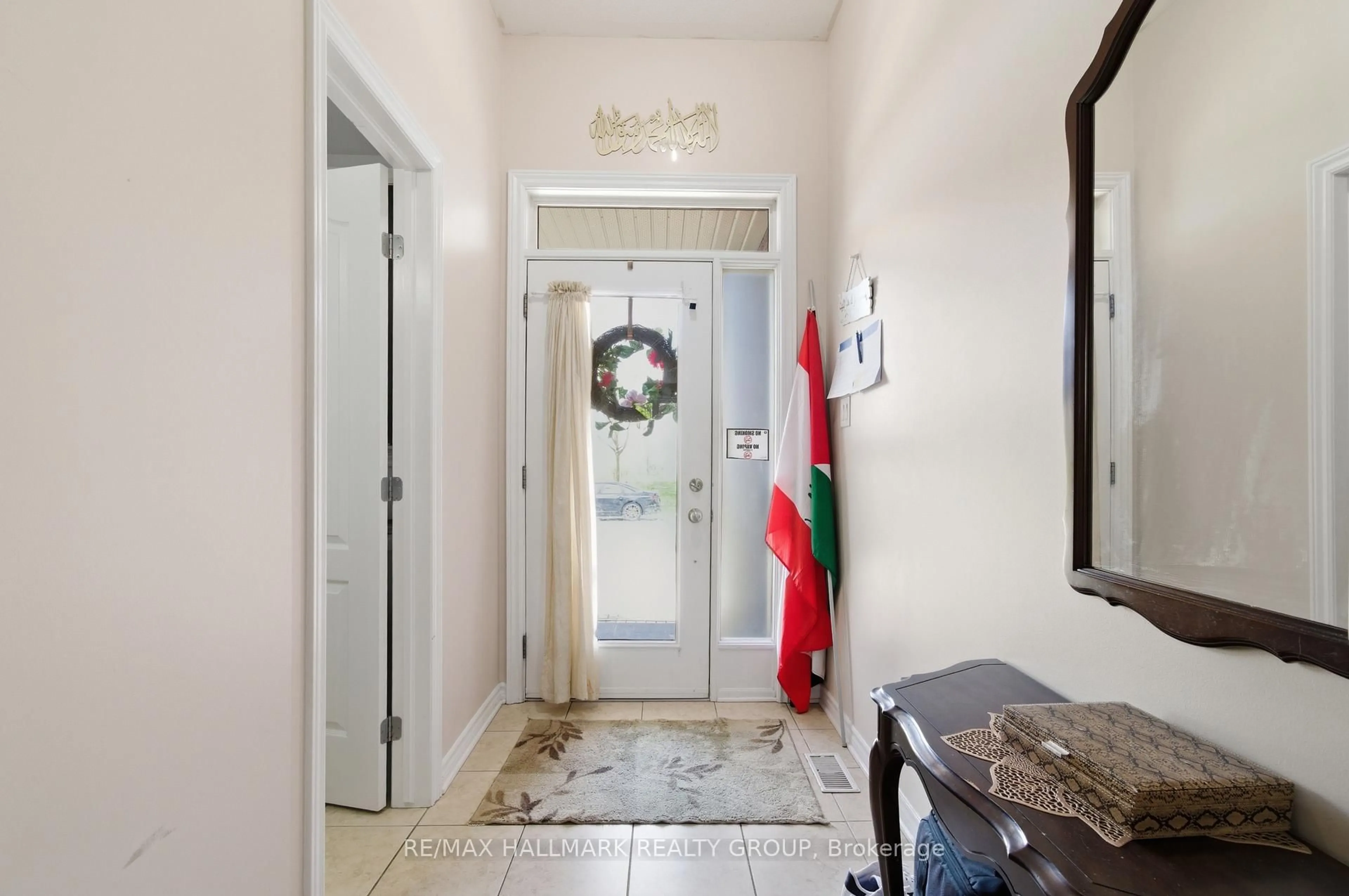 Indoor entryway for 728 Cedar Creek Dr, Ottawa Ontario K1T 0A9