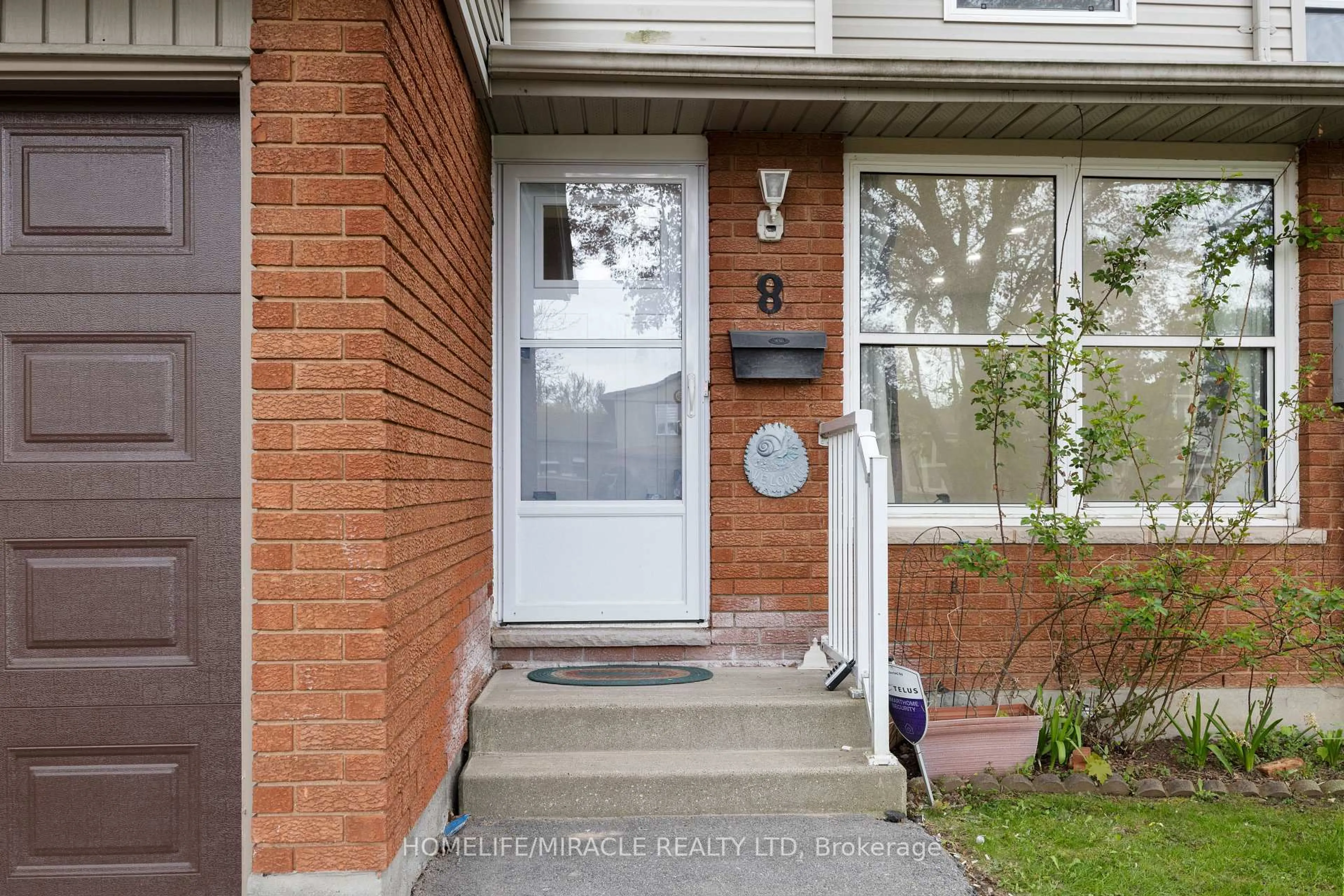 Indoor entryway for 1250 Jalna Blvd, London South Ontario N6E 2W4