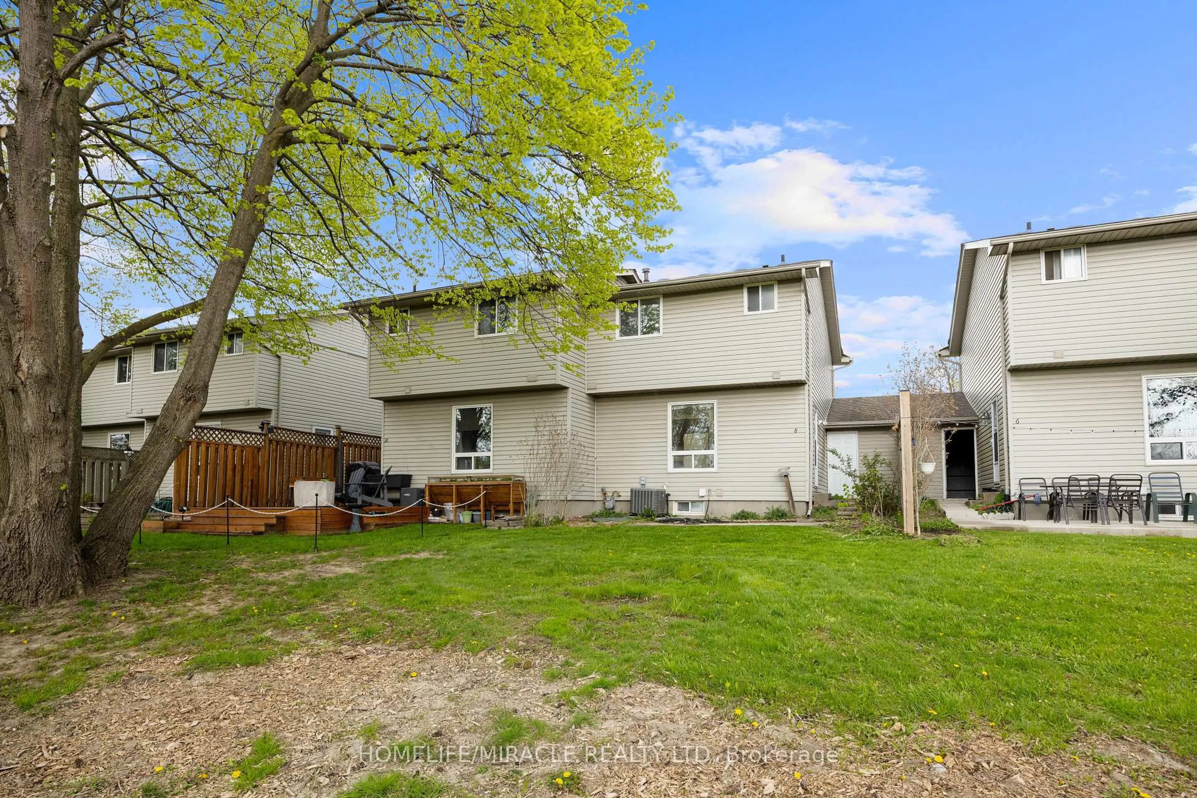 A pic from outside/outdoor area/front of a property/back of a property/a pic from drone, street for 1250 Jalna Blvd, London South Ontario N6E 2W4