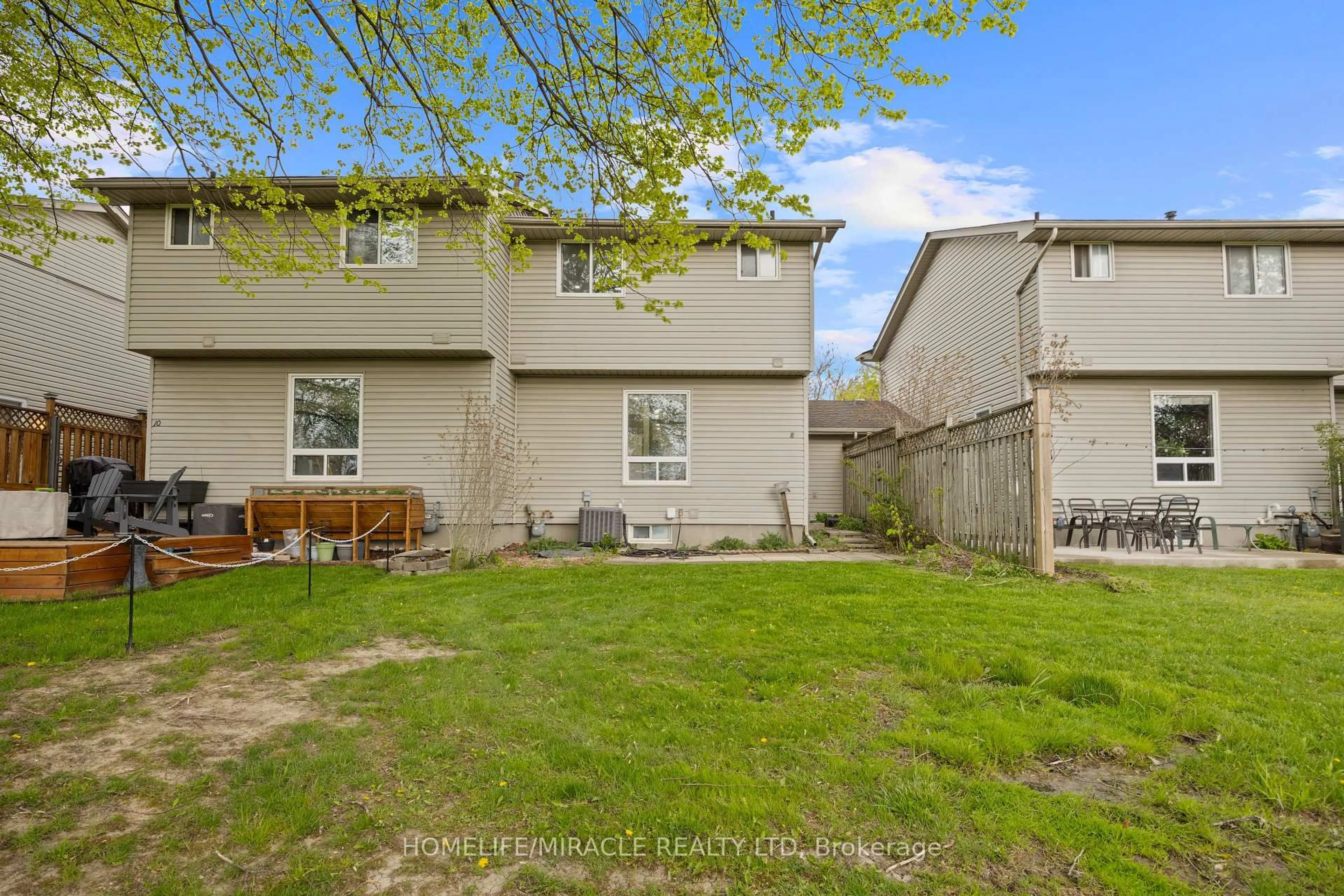 Patio, street for 1250 Jalna Blvd, London South Ontario N6E 2W4