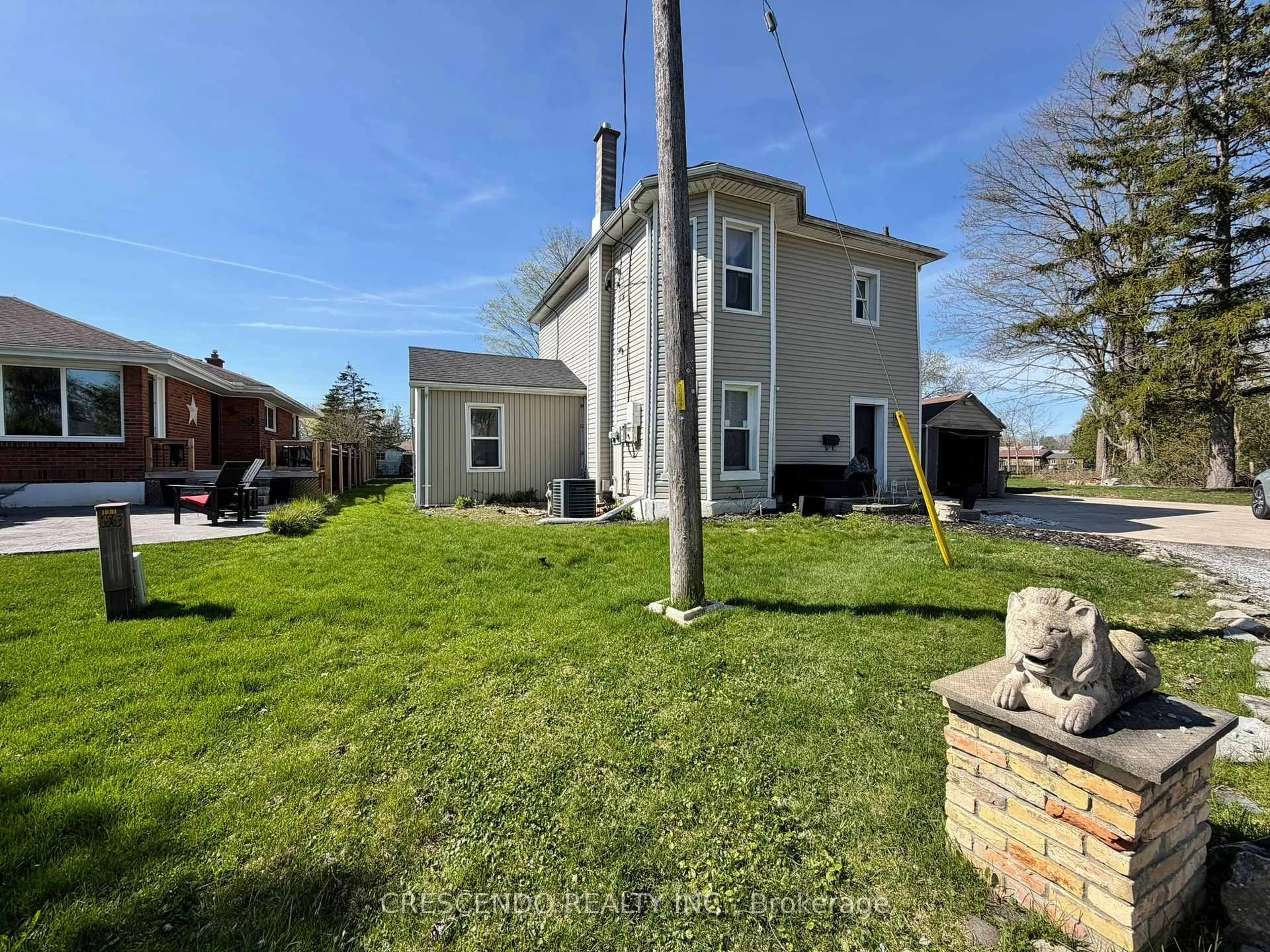 A pic from outside/outdoor area/front of a property/back of a property/a pic from drone, street for 137 Locust St, St. Thomas Ontario N5R 2C6