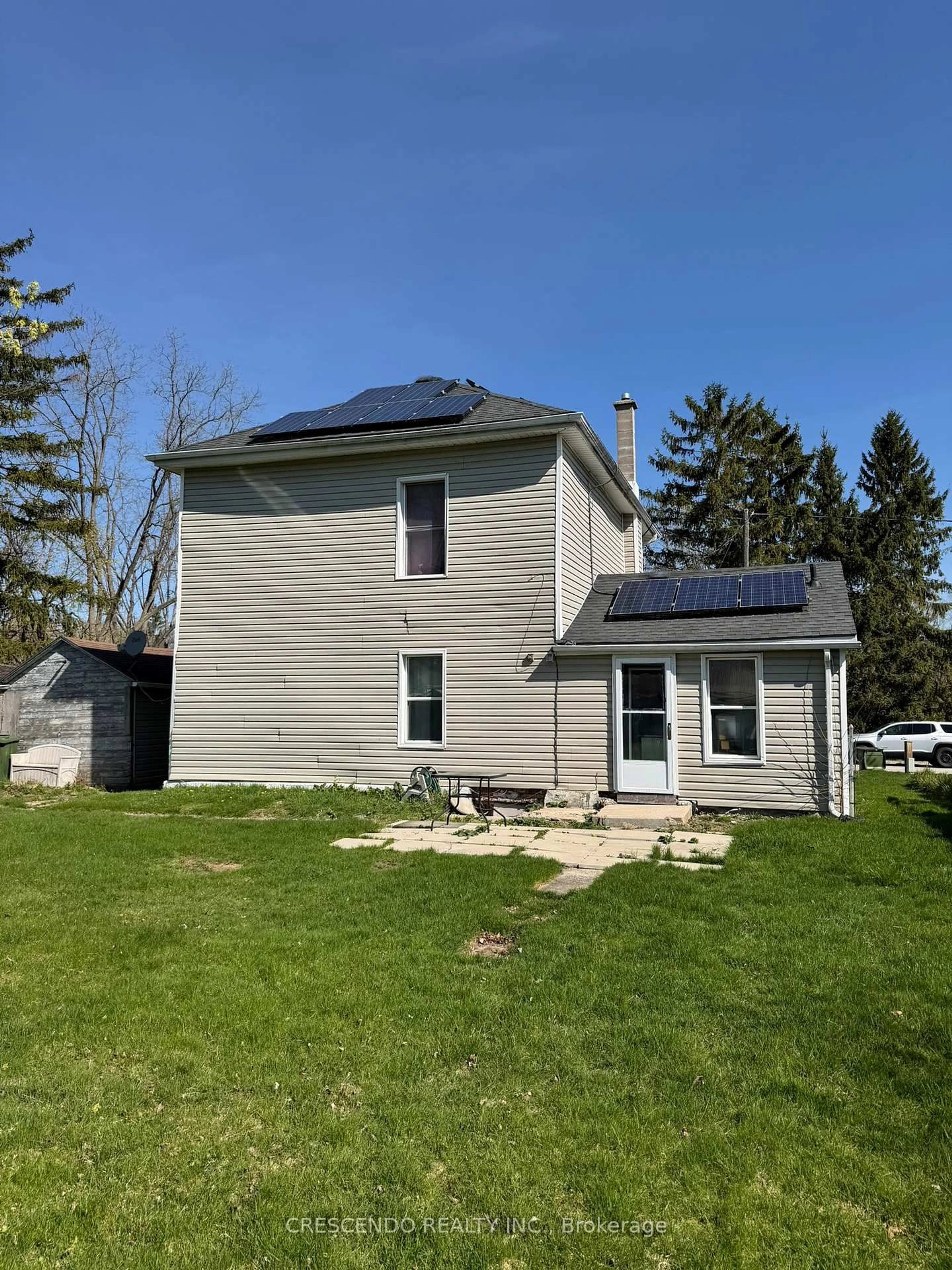 A pic from outside/outdoor area/front of a property/back of a property/a pic from drone, building for 137 Locust St, St. Thomas Ontario N5R 2C6