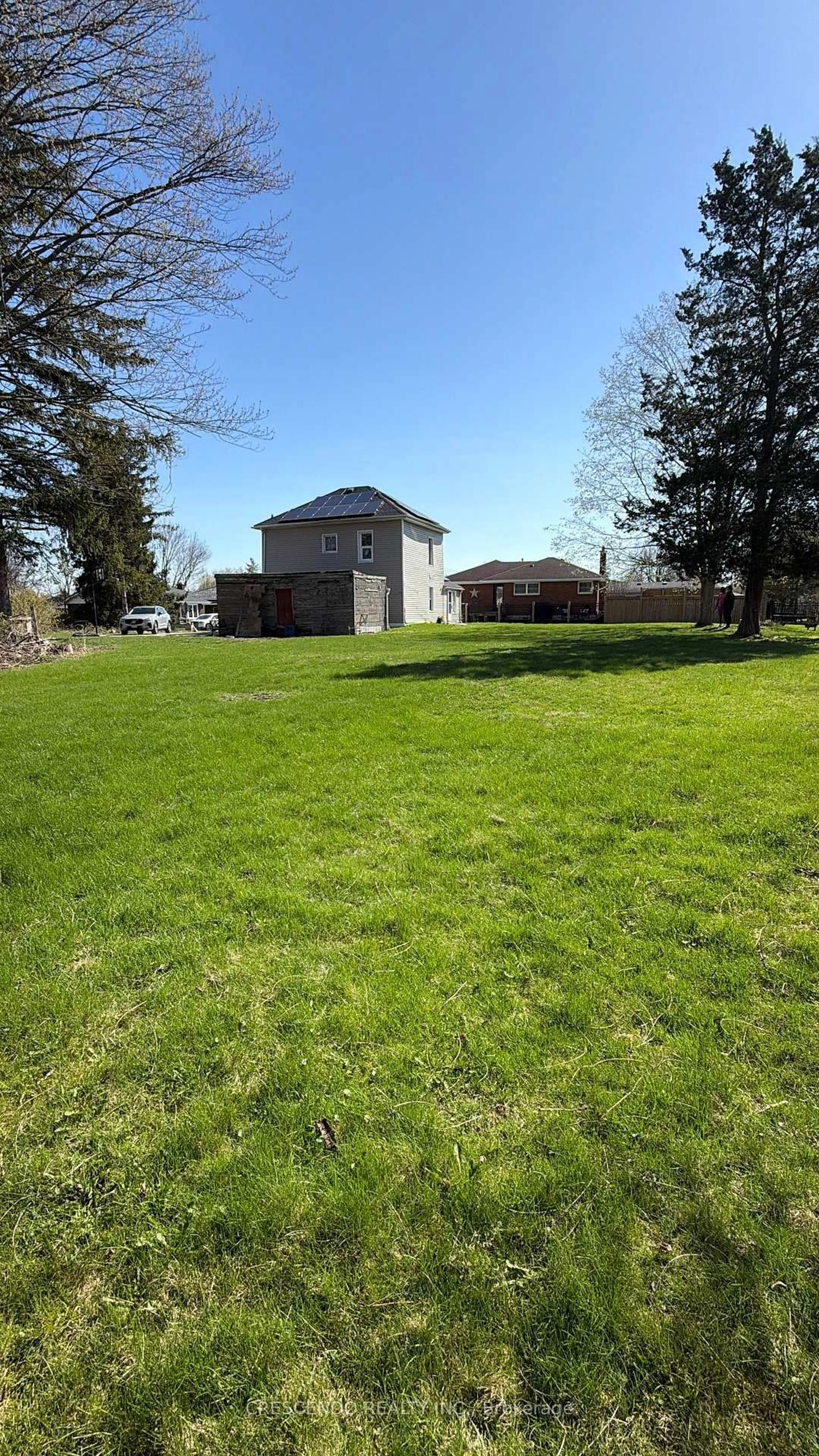 A pic from outside/outdoor area/front of a property/back of a property/a pic from drone, unknown for 137 Locust St, St. Thomas Ontario N5R 2C6