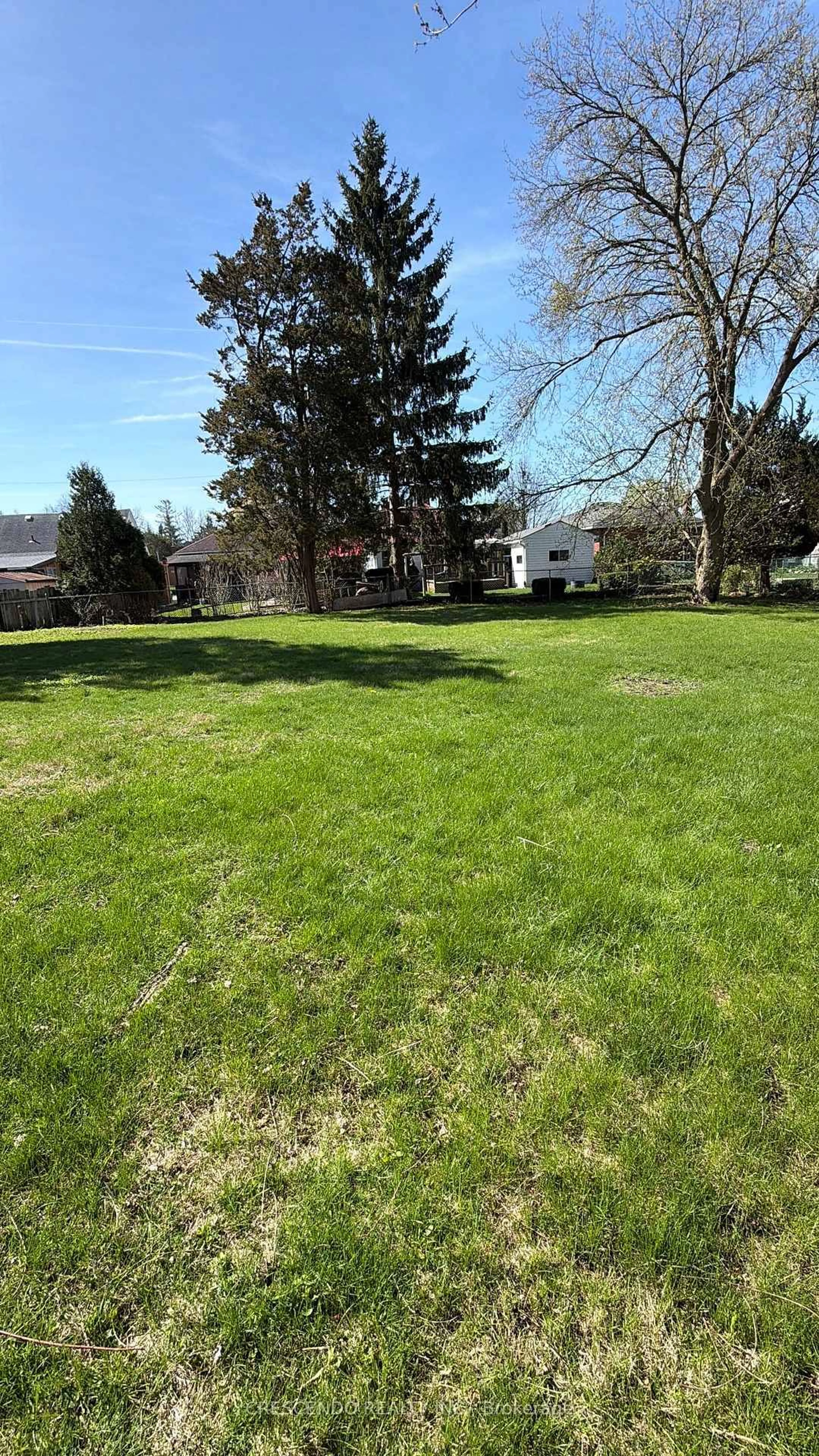 A pic from outside/outdoor area/front of a property/back of a property/a pic from drone, street for 137 Locust St, St. Thomas Ontario N5R 2C6