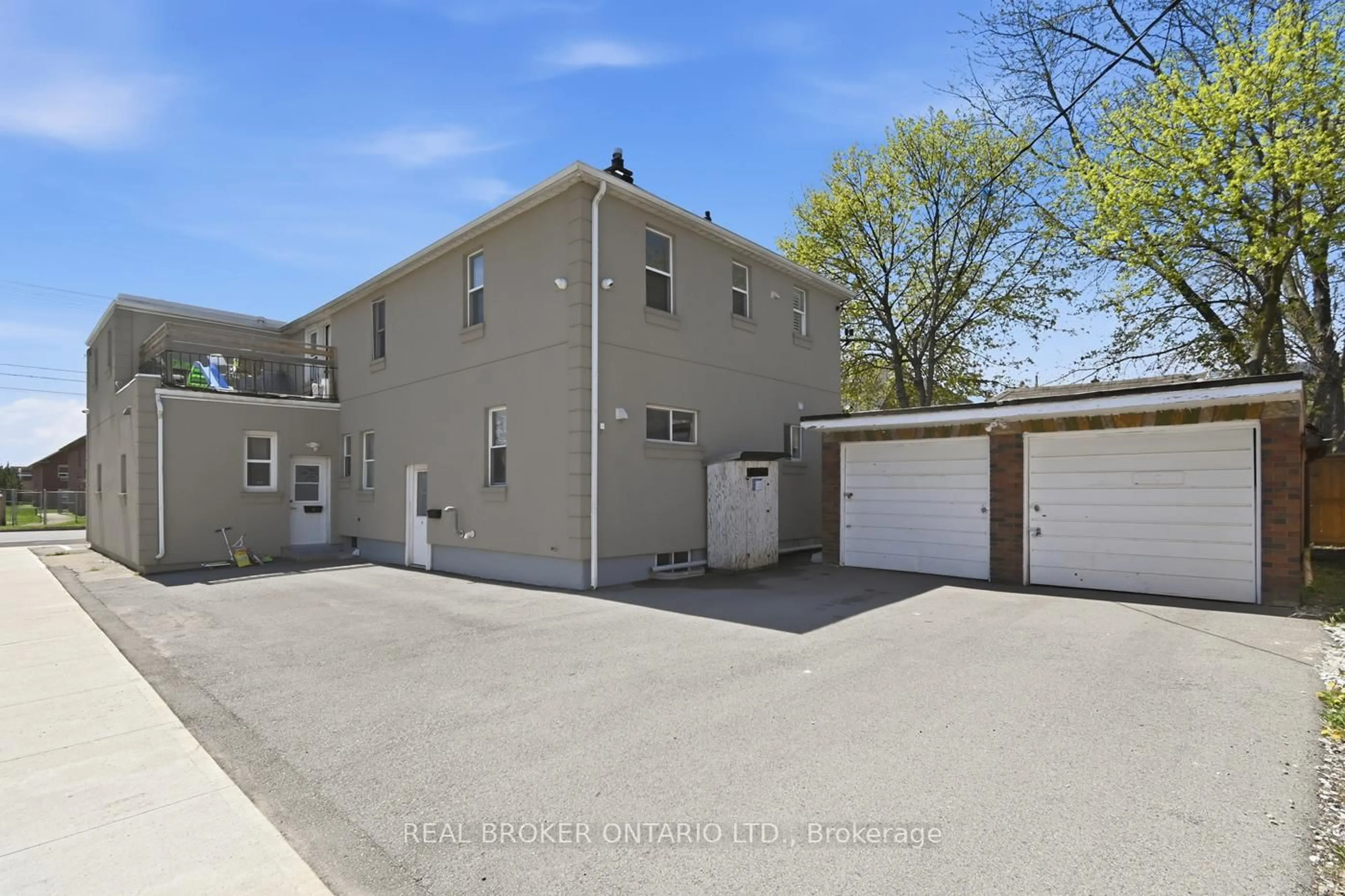 A pic from outside/outdoor area/front of a property/back of a property/a pic from drone, street for 256 Lincoln St, Welland Ontario L3B 4N1