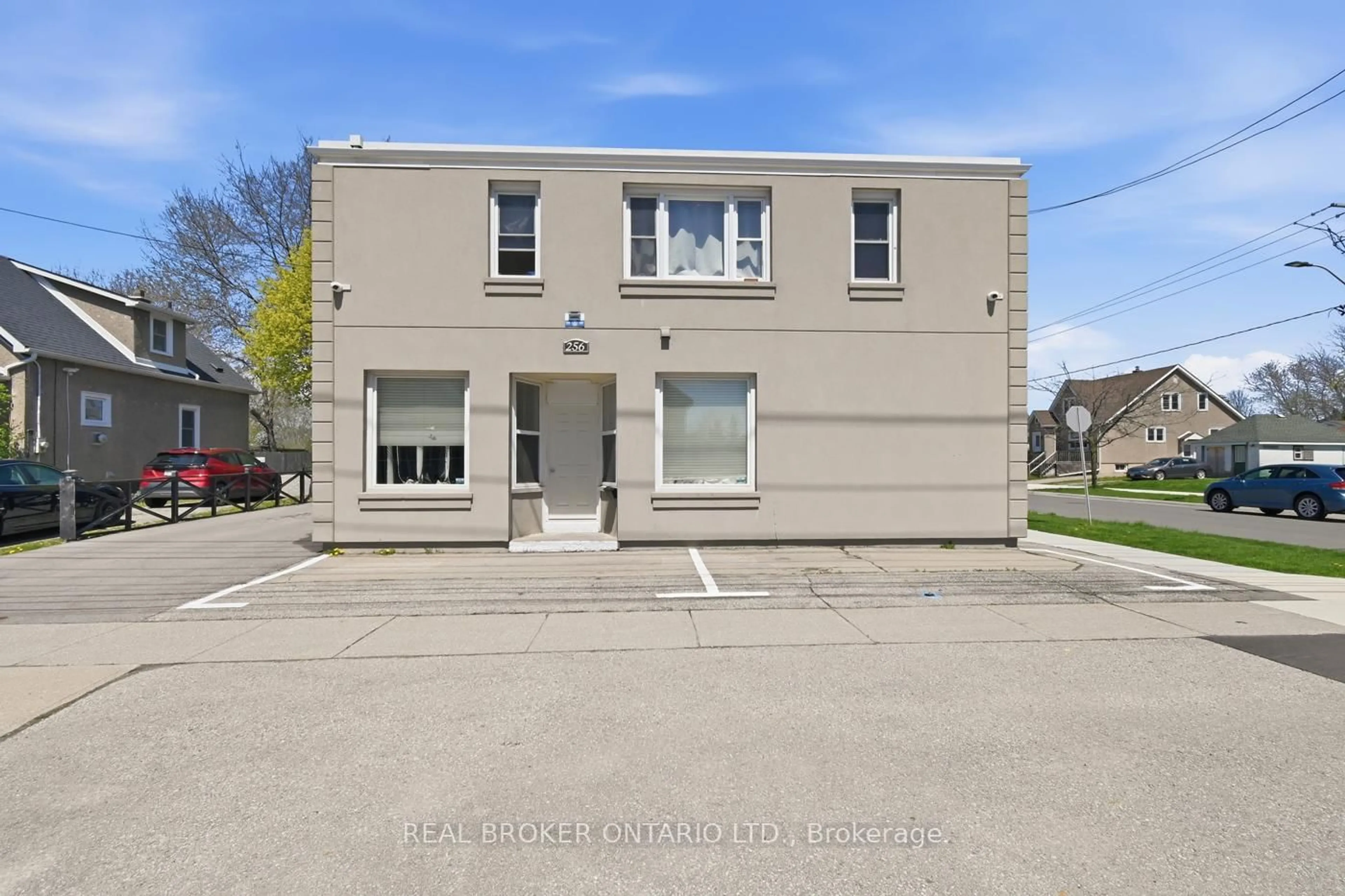 A pic from outside/outdoor area/front of a property/back of a property/a pic from drone, building for 256 Lincoln St, Welland Ontario L3B 4N1