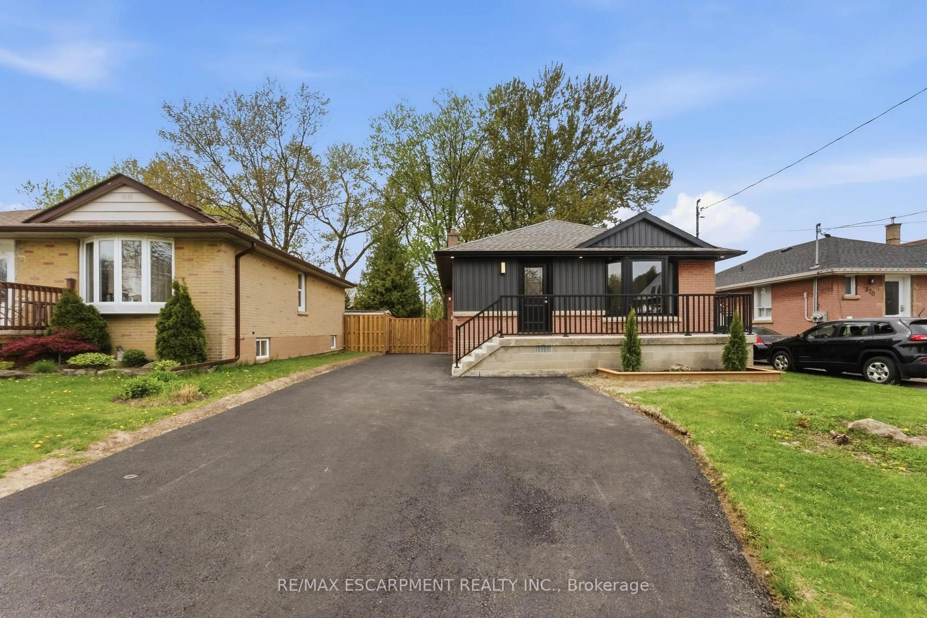 Unknown for 374 East 13th St, Hamilton Ontario L9A 4A1