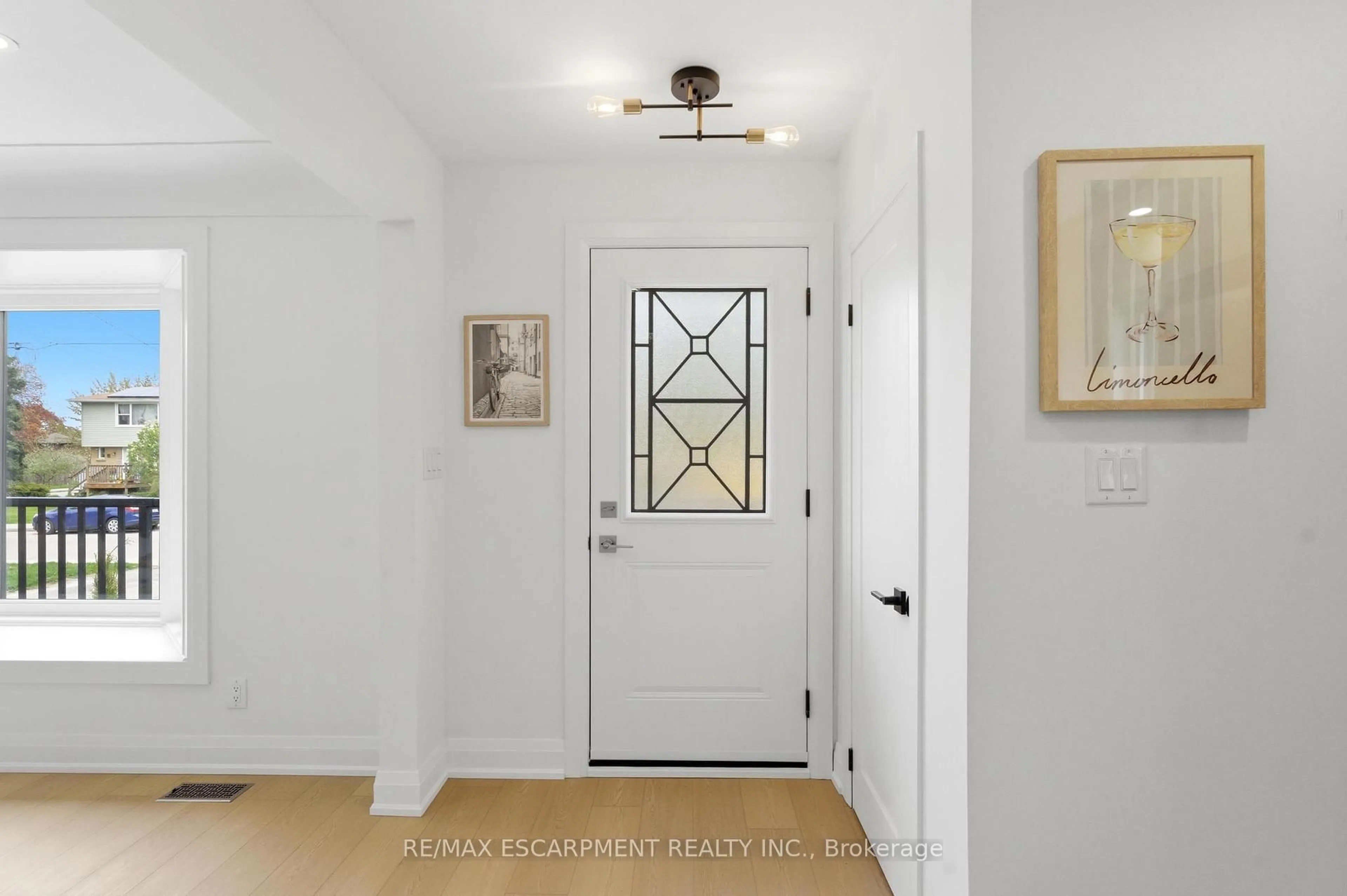 Indoor entryway for 374 East 13th St, Hamilton Ontario L9A 4A1