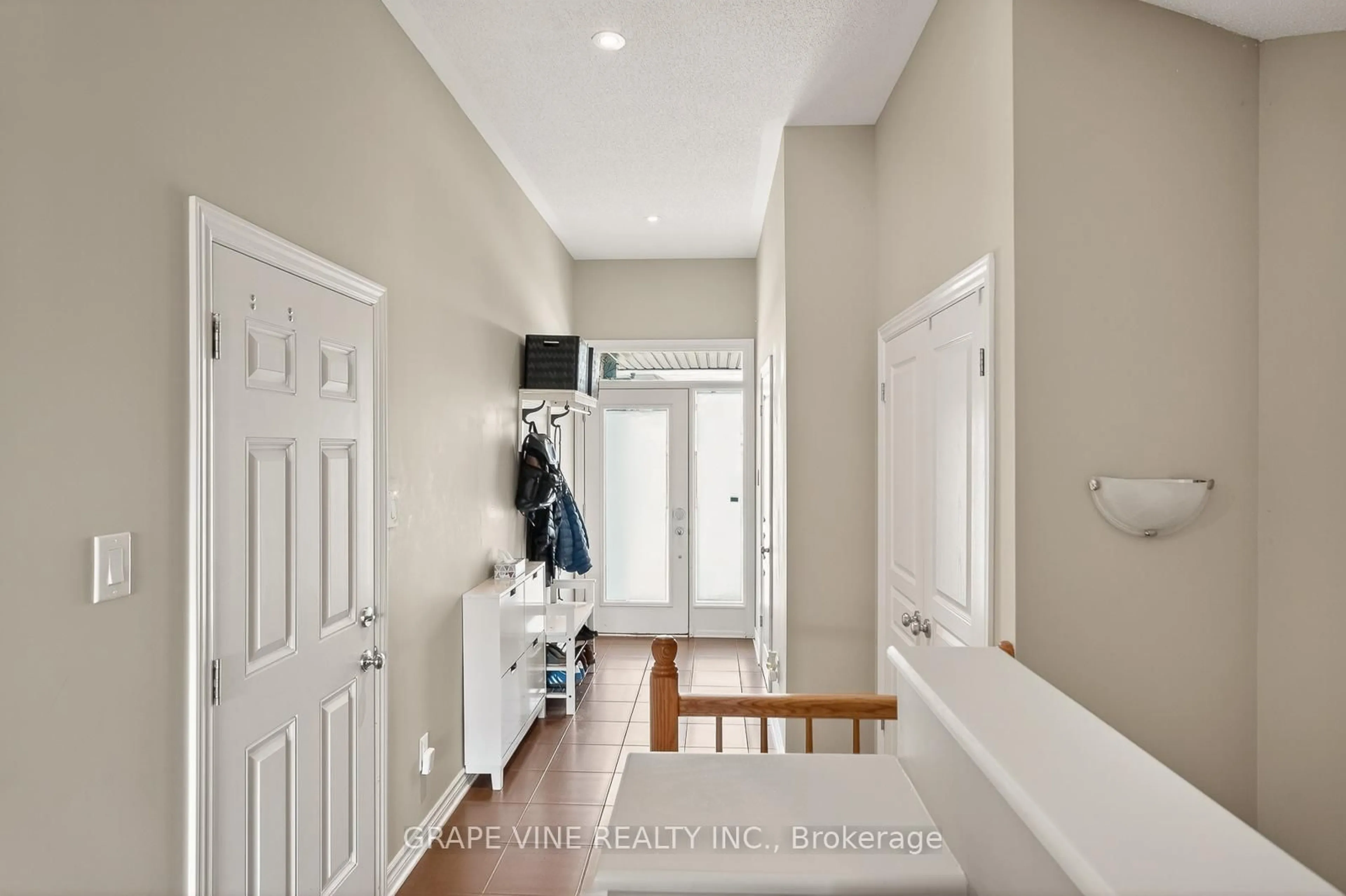 Indoor entryway for 510 Grand Tully Way, Ottawa Ontario K1V 2M9