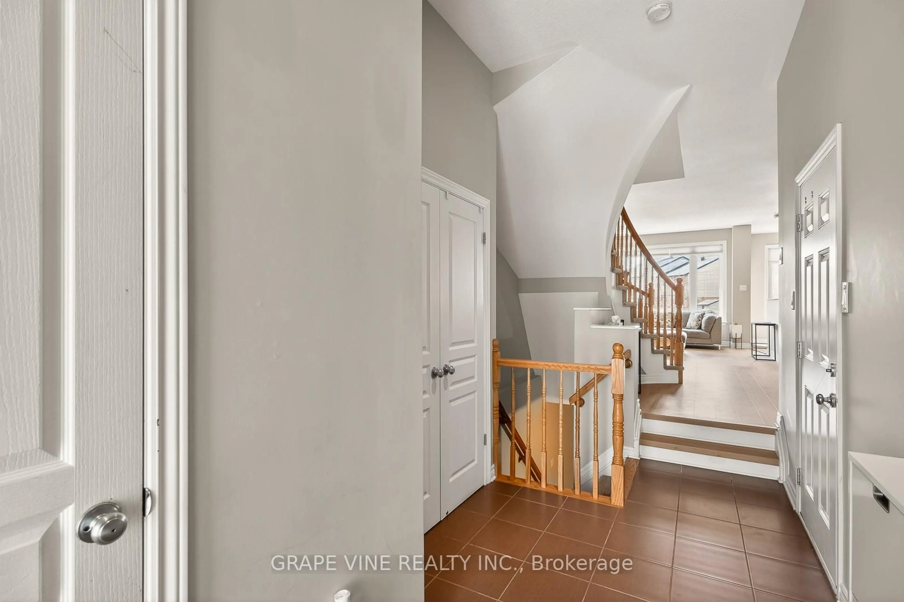 Indoor entryway for 510 Grand Tully Way, Ottawa Ontario K1V 2M9
